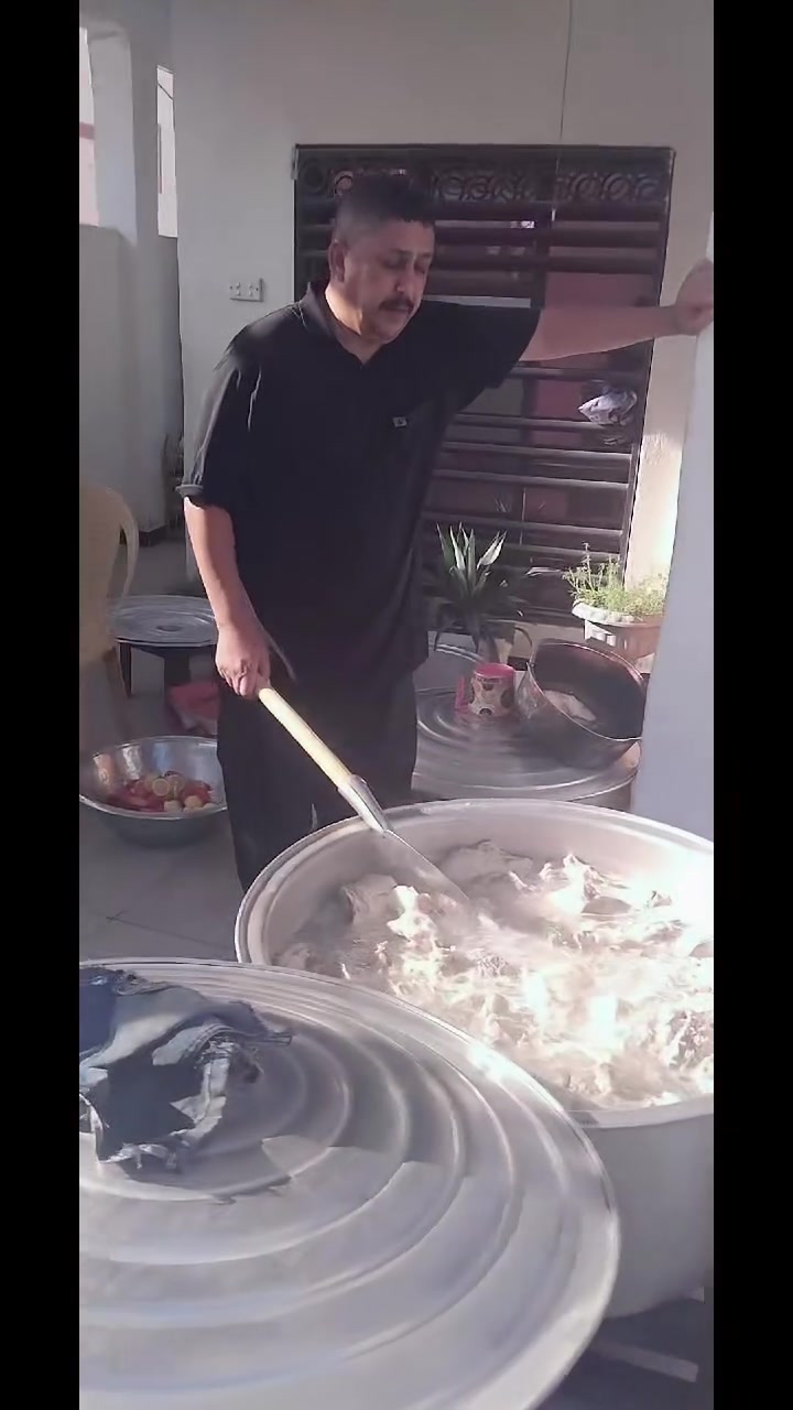 سلام عليكم الطباخ ابو ياسر كافت المناسبات طبخ ابو عبدالله الحسين وبسعار كلش زينه وهاذه رقمي *********** ابو ياسر
