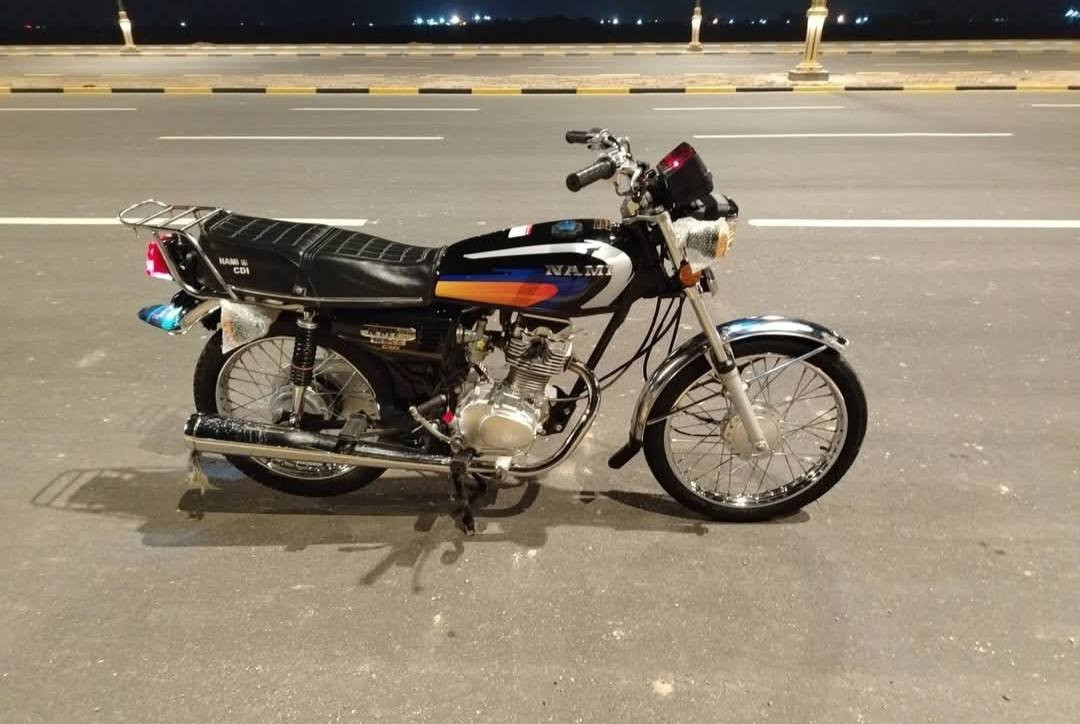 يالله دراجة نامة للبيع بدون اوراق (كلك كلك كلك)  الدراجة خير من الله مامفتوحة بس تفيلس فقط الدراجة شغالة من الطول للطول اسطاب بريك بگ لايت اشاير عينة لايت رون مكينة رون معدل الدراجة تاخذها منا اتزامط بيها كبل حتى الدهن الي اخلي امزويل 20/50 محتفظ بيها دراجة قطعة نادرة السعر والاستفسار اتصال ***********
