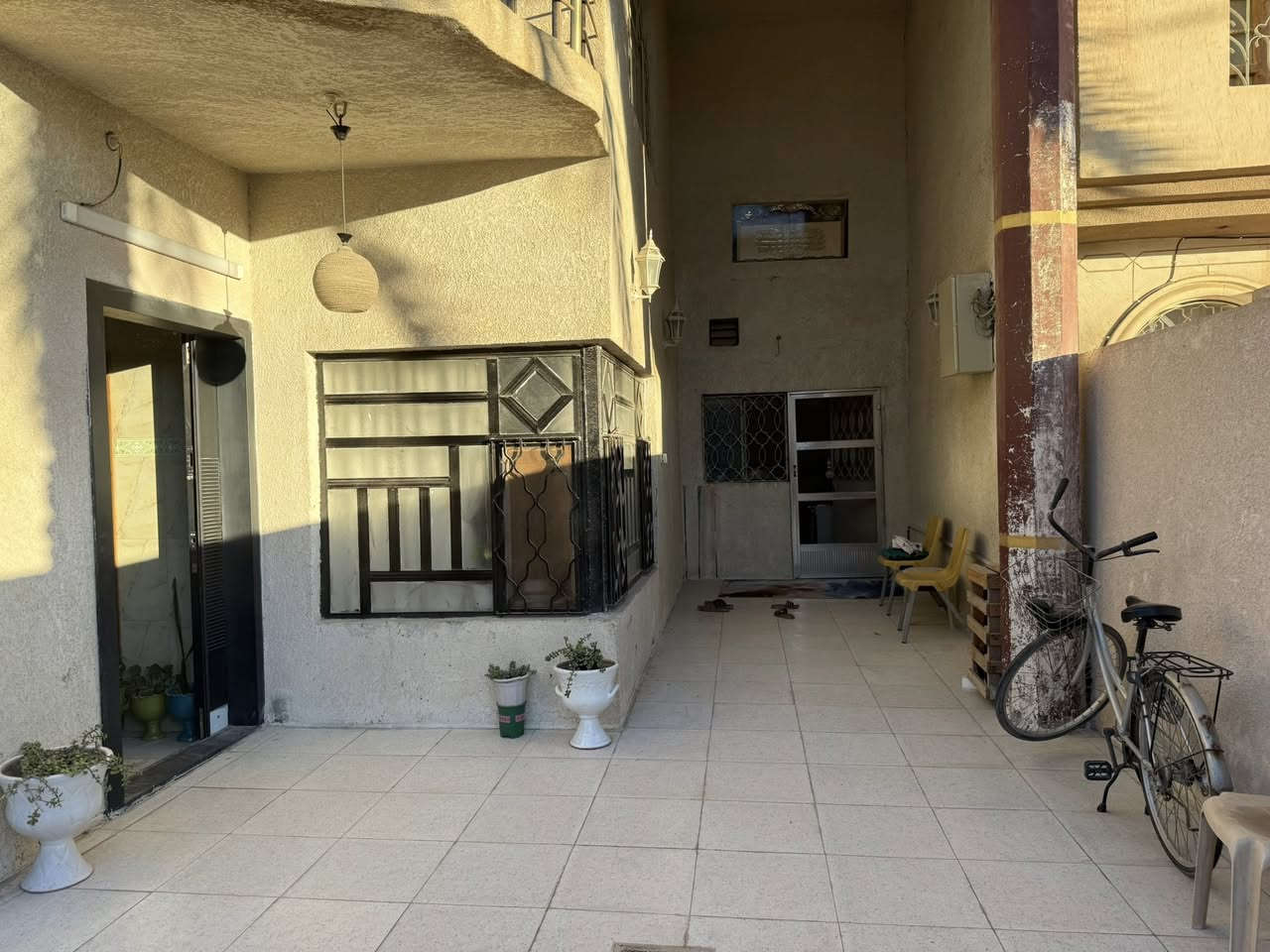 السلام عليكم
يتوفر دار سكني طابو صرف مساحته 252م يحتوي على أربعة غرف نوم وصالة  عدد  اثنان واستقبال ومطبخ وهول وثلاث مجموعات صحيه داخليه وخارجيه موقعه في المسيب / حي المعلمين الأولى شارع شوكر سويت داخل الفرع  بناء كولش حلو السعر المطلوب للبيع 310 مليون دينار قابل للتفاوض للأستفسار الأتصال برقم *********** او مراسلة الصفحة
