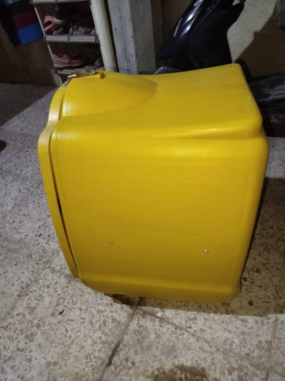 السلام عليكم صندوك مال دلفري للبيع جديد صارله اقل الشهر من اشتريته جديد مثل ما موضح بالصوره الحجم الجبير سعره 40 الف مكاني بغداد البياع رقم الهاتف ***********
