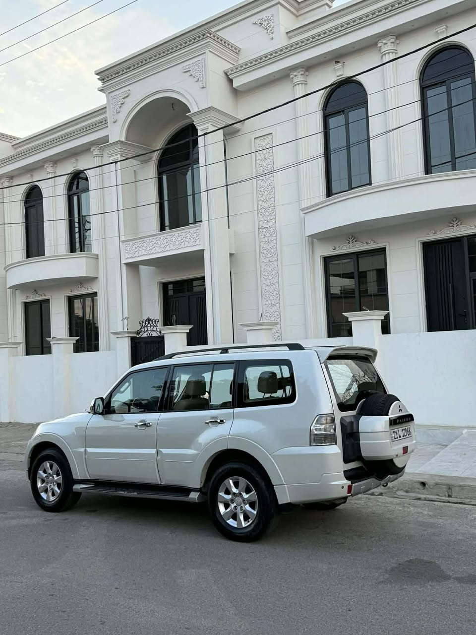 سيارة باجيرو موديل 2014 
سنويه ورقم جديد بااسمنه تحويل مباشر فول موصفات اعلى فئه وسياره ابحالة وكاله 
شرط كير محرك ما مفتوحه صدر امامي خلفي جاهزها اربعه تايرات جددت 
***********
