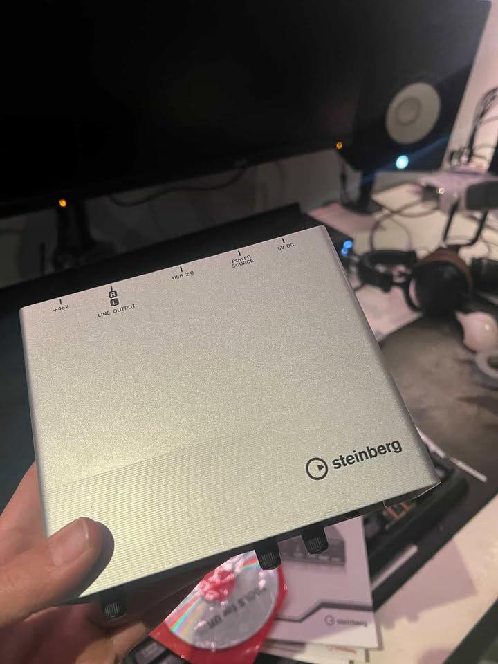 للبيع: كرت صوت Steinberg UR12 - بحالة الوكالة (كامل ملحقاته)
إذا كنت تبحث عن جودة صوت احترافية (Studio Quality) لتسجيل "الفويس أوفر"، الغناء، أو حتى البث المباشر (Streaming)، فهذا الجهاز هو الخيار الأفضل والأكثر اعتمادية.

✅ مميزات الجهاز:

• دقة تسجيل عالية: تصل إلى 24-bit/192 kHz لصوت نقي جداً وبدون تشويش.

• مضخم صوت D-PRE: يحتوي على مخرج XLR مع مضخم صوت من شركة Yamaha العالمية، ليعطيك صوت دافئ واحترافي.

• خاصية Loopback: ميزة رهيبة للبث المباشر (الستريمينج) لدمج صوت المايك مع صوت الكمبيوتر بسهولة.

• دعم الطاقة الوهمية +48V: لتشغيل جميع أنواع المايكروفونات الاحترافية (Condenser Mics).

• مدخل Hi-Z: مخصص لتوصيل الجيتار الكهربائي مباشرة وبجودة عالية.

• متوافق مع كل شيء: يعمل على Windows، Mac، وحتى الـ iPad.

📦 حالة الجهاز والملحقات:

الجهاز نظيف جداً (أخو الجديد) واستعمال خفيف، ويأتي مع كامل أغراضه الأصلية:

1. الكرتون الأصلي.

2. كتيبات التشغيل والتعليمات.

3. CD التعريفات الأصلي.

4. كود تحميل برنامج Cubase AI (المرفق مع الجهاز أصلاً).

💰 السعر:85

للتواصل خاص او واتساب 

0780 861 1397
