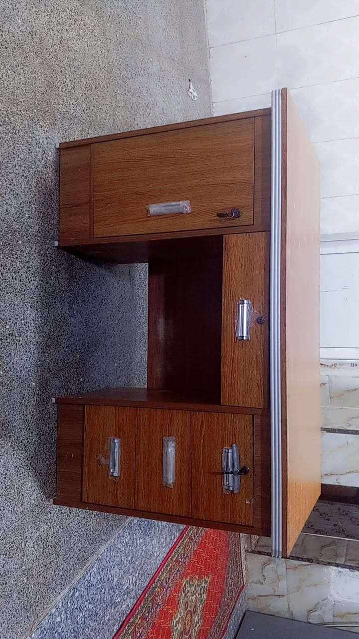 ميز للبيع جديد سعره 125وبيه مجال للاستفسار اتصل على الرقم ***********
