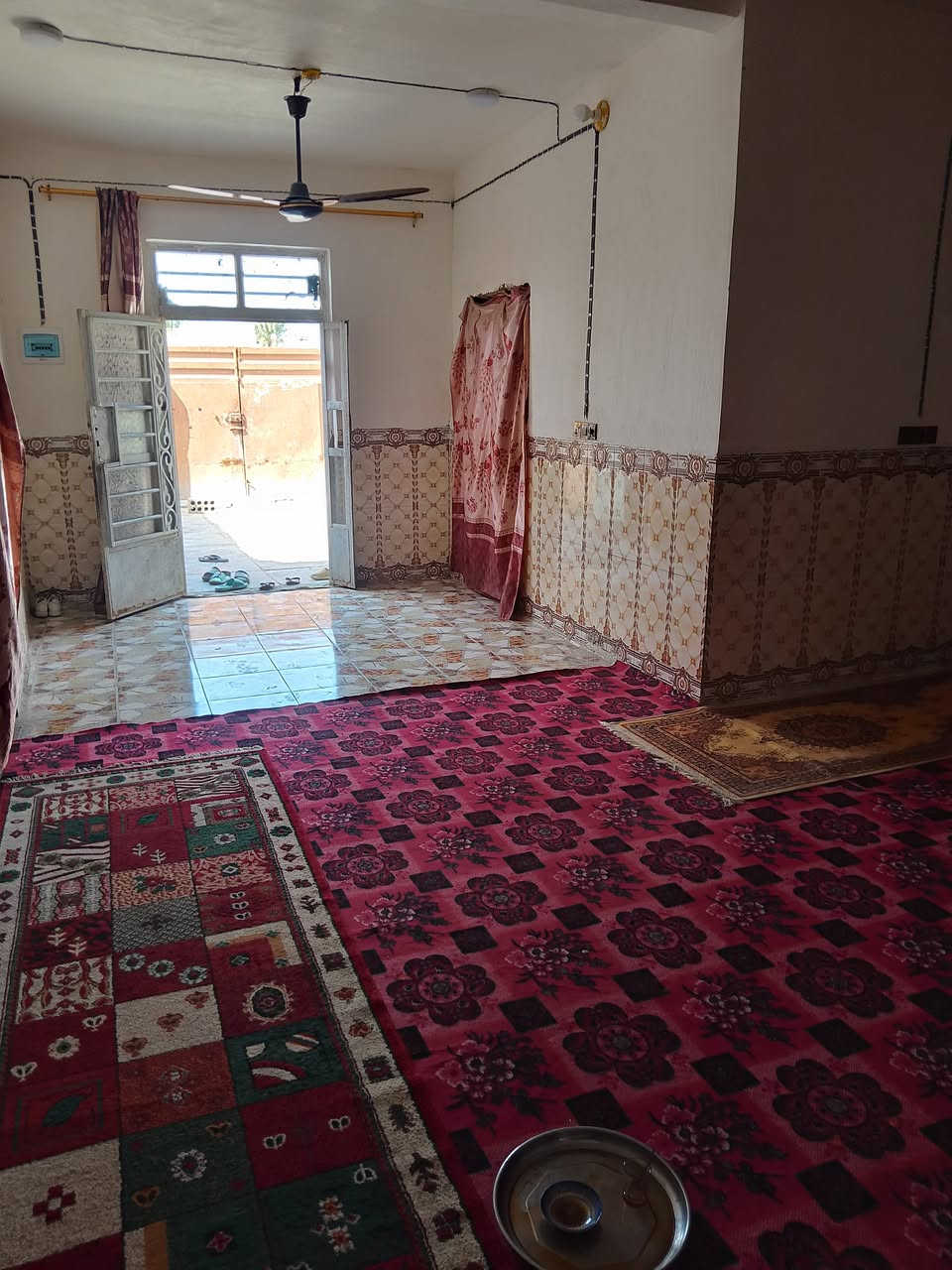 البيت مساحته 250مترمكان قضاءالسنيه مقبيل الشرع التجاري بشارع العام كافته الخدمات متوفر السعر 35 بيه مجال/***********
