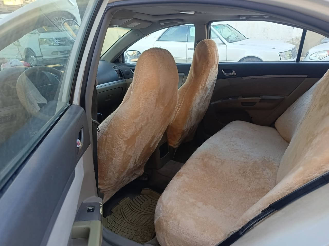 السلام عليكم  جيلي ام كرنت السياره مديل 2012 فوال موصفات من عده البصمه فتحه قماره حساسات خلفيه شاشه السياره معروفه موصفاته غرفته جديده عايزه شويه ترتيب سعره 48 بيه مجال الرقم ***********
