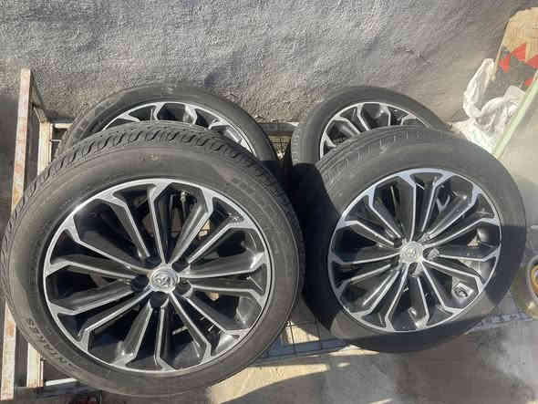 السلام عليكم.  عندي تخم ويل وتاير. للبيع. حجم 17 مال كورله. سعر خاص. رقم الهاتف ***********
