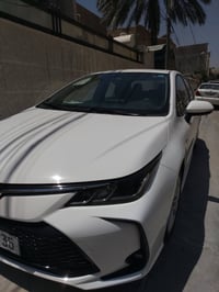 كورلا هايبرد 2025 كفالة  ماشيه 15الف كشنات جلد  فتحت سقف كار بلي  سعرر...