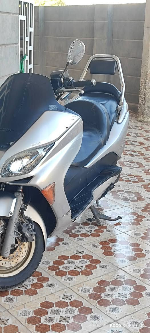 السلام عليكم فورزه 08 كرستال معميه
الدراجه نصبتها حلوه معدلها ١٢٠ تخبل مكينه مبدل بيها ولف اني مبدلها جديده المكينه وعلكت ولف وبدلته 
امبيثري يتعله وينصه وي السكليتر 
نضافنها ٨٠ بلميه تايرات جدد  كهربائياتها كلها شغاله 
بس بيها جويتر يخربط مره يصعد مره ينزل الرون بس هيه نكره بكل وقت مكانها واسط صويره سعرها ٧٥٠ وبيها مجال لطيبين ***********
