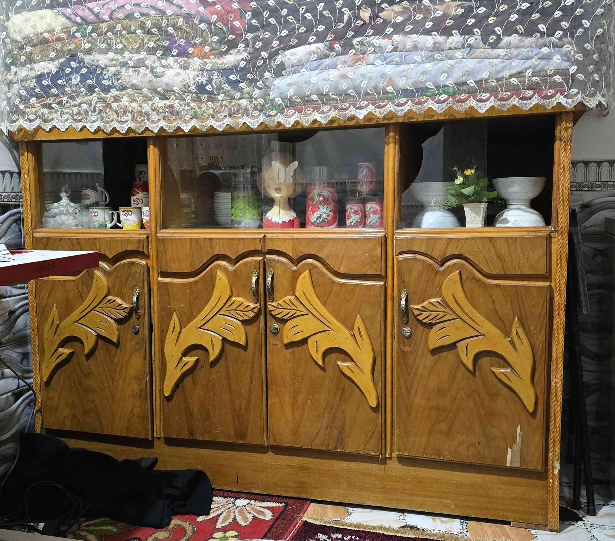 ميز طعام ٦ كراسي+ معرض السعر ٢٠٠ وبيهن مجال المكان ناصرية مركز حي الأمن الداخلي الهاتف ***********
