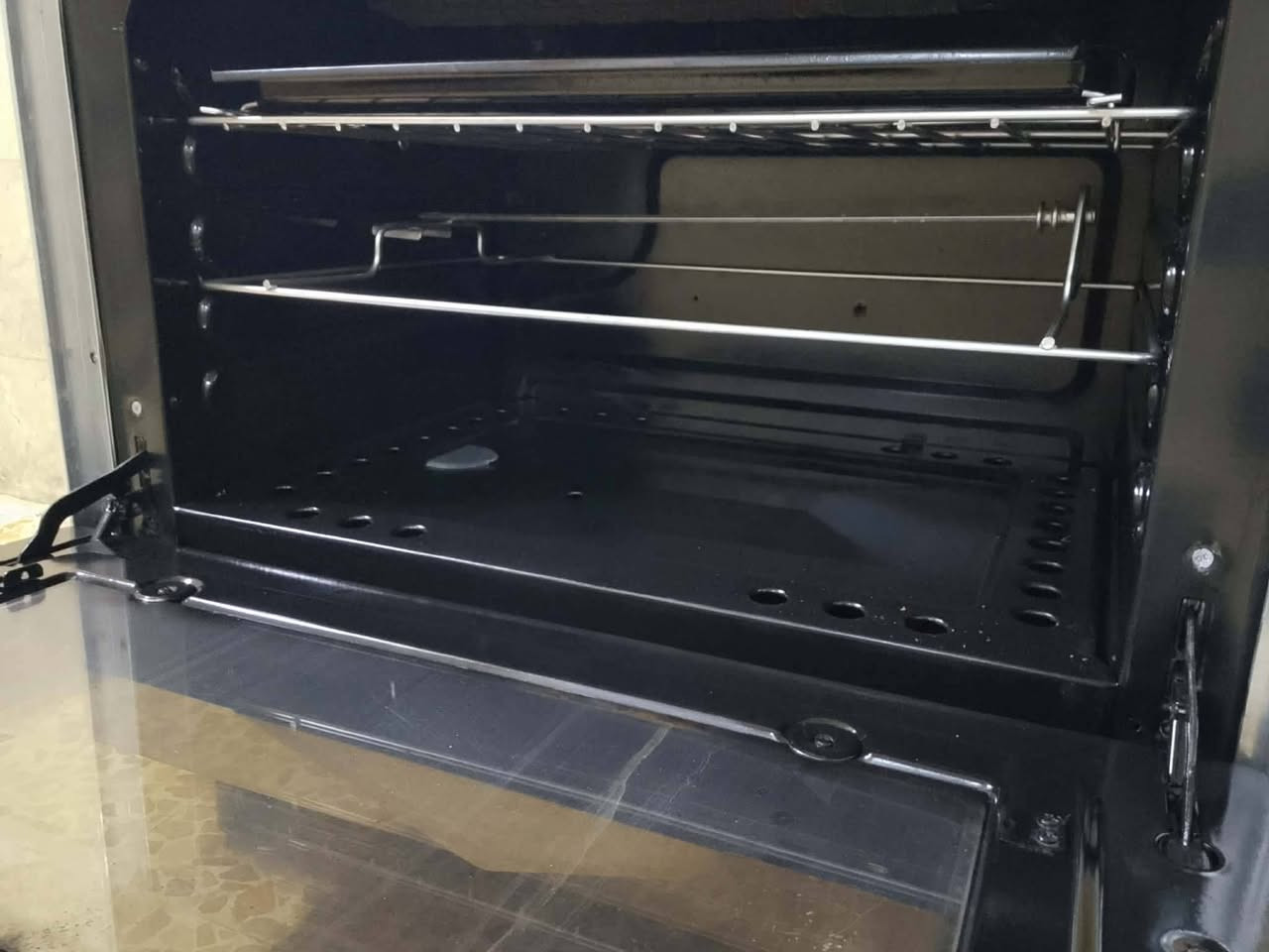 السلام عليكم  / نظام بوري 🔥
طباخ فريش مصري باب اول وضع شركة ☝
 السعر 300 وبينو مجال بسيط للشراي 
 قياس 80× 60  شغال فرن كلوب مقدحه شوايه كلو شغال نظافة 95 % العنوان موصل جانب الأيسر حي سومر للاستفسار
‏‪***********‬‏
