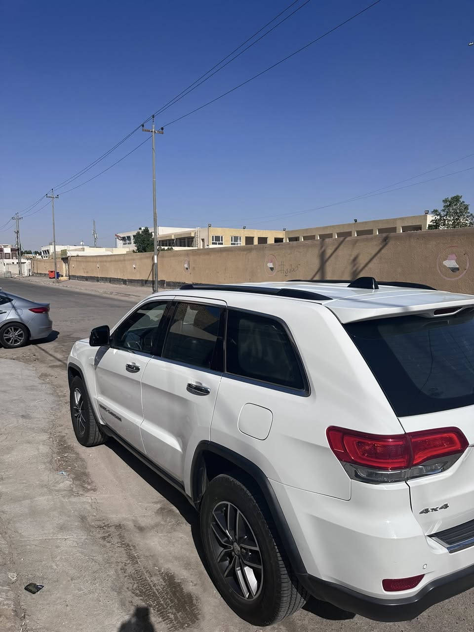 جيب ٢٠١٧
لمتد فول عدا الفتحه  مواصفات
كشنات تدفئة تبريد
كشن خزن ميموري
ستيرن تدفئة
صندوك كهرباء
توقف ذاتي عند الرجوع
شاشه جبيرة
تايرات جديدة
رقم بغداد 
صور السونار بالمشنور 
العنوان واسط الكوت 
السعر /٢١٠  وبيها مجال قليل
‭***********
