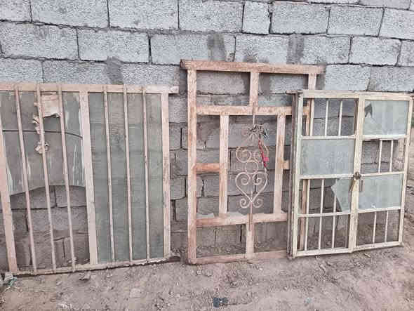 متاح؟؟ اربع بيبان وثلاث شبابيك  مثل مااشوف بعينك الشراي يراسل ويدلل 
***********
