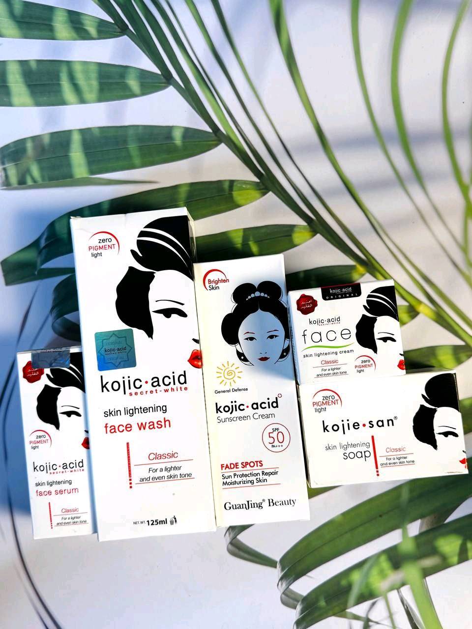 مجموعة كوجي سان الفلبينية تخلي بشرتك زي بشرة البيبي حرفيا 👌🏻🔥

تتكون من : 
Kojic Acid Soap 🧼
1/ الصابونة  
تحتوي على حمض الكوجيك، وهو مكون طبيعي معروف بخصائصه في تفتيح البشرة وإشراقها
ويساعد على تقليل ظهور البقع الداكنة وفرط التصبغ وندبات حب الشباب 

Kojic Acid Hand&Body Cream ❤️
2/كريم مرطب ومفتح للبشرة 

‌‎ غني بنظام فعال من المرطبات والفيتامينات يرطب ترطيب مكثف حتى 24 ساعة ويخلي بشرتك ناعمة زي البيبي🤍✨

يتكون من فيتامين سي 🍊 و جلايكوليك اسيد فيساعد في عملية تقشير البشرة و تقليل التصبغات و يجعل البشرة افتح بشكل واضح 👌🏻 .

و يتكون ايضا من الجليسرين للترطيب .

Kojic Acid Sunscreen Cream ☀️
3/ واقي شمس 
يحتوي علي كوجيك اسيد كمادة اساسية و معامل حماية من الشمس بنسبة 50% يعني تفتيح و حماية من الشمس في نفس الوقت 👌🏻
 
Kojic Acid Facial Wash 🫧
4/‌‎غسول الوجه 

يعمل على تقشير البشرة والجلد الميت وتجديد الخلايا وتفتيح لون الجلد وازالة اثار حب الشباب وترطيب البشرة وتخفيف آثار الندبات 💆🏻‍♀️



 5 / سيروم كوجي اسد الخرافي 
فوائد المنتج تعد ولاتحصي اهمها 👇🏾

ملخص زيت الكولاجين وصف العنصر حول هذا المصل حمض الكوجيك 
هو مصل للوجه للنساء والرجال مركب من مكونات طبيعية مثل حمض الكوجيك، ألفا أربوتين، النياسيناميد، فيتامين C، فيتامين هـ، وحمض الهيالورونيك، وحمض الفيروليك، والصبار. استخدمي هذه التركيبة الأصلية المتقدمة لتفتيح البشرة وإشراقها للحصول على بشرة مشرقة وشبابية ومتجانسة اللون وتوهج متألق.


المنشأ/ فلبين 

