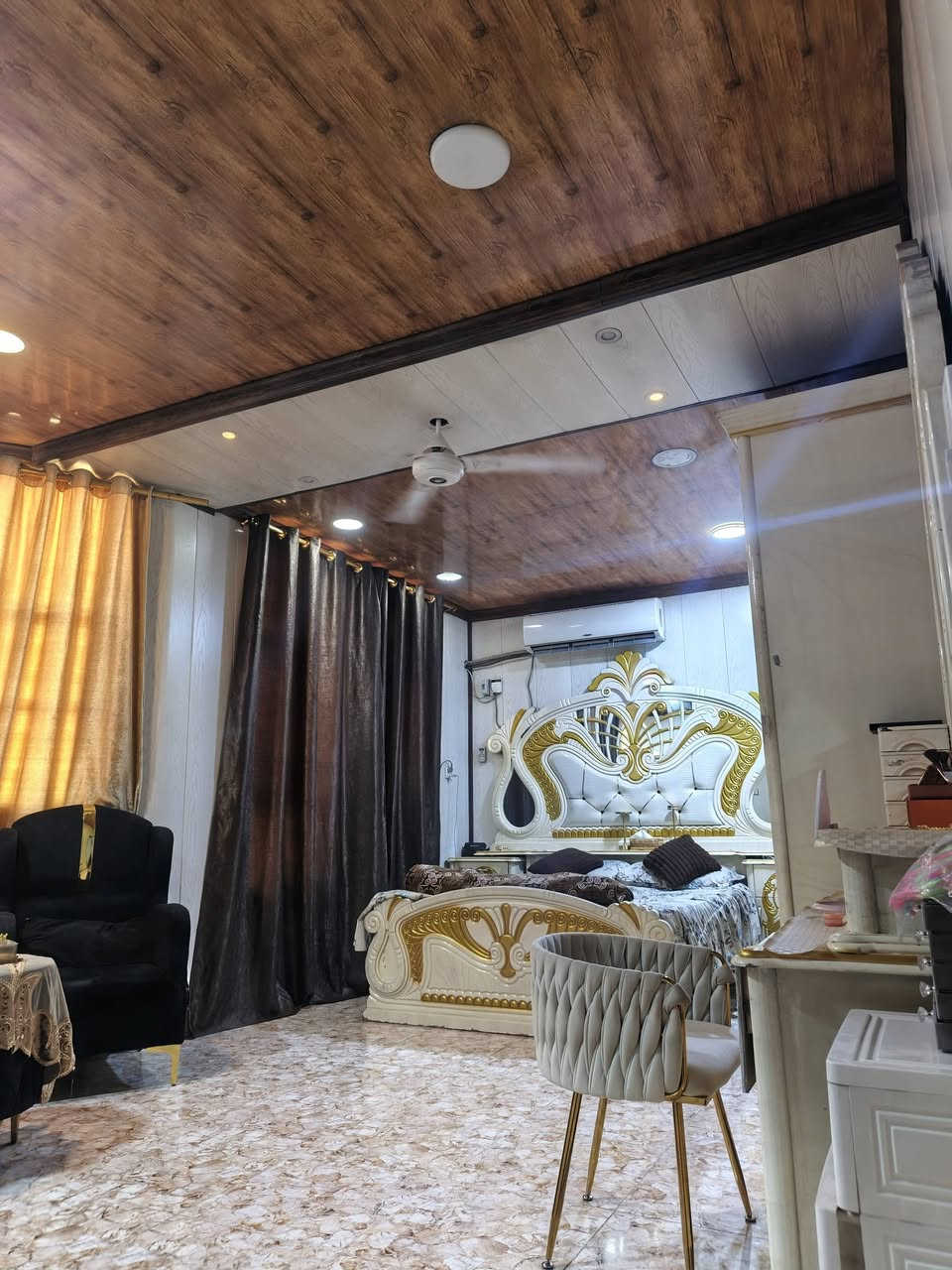 السلام عليكم بيع للبيع منطقة حي السفير طابو زراعي سند ٢٥
الواجهة سبعة ونص والنزال ١٥ متر المساحة الكلية ١١٣ متر مربع 

يتكون من واجهتين كل واجهه على فرع

الطابق الأول 

غرفة نوم ٤×٤

صالة  سبعة ونص في اربعة

استقبال اربعة وربع في اربعة الا ربع

مطبخ اربعة في اربعة الا ربع

حوش مترين ونص

حوش خلفي متر ونص

حمام+مرافق في الطابق الأول

الطابق الثاني

صاله ٥ في ٤

غرفة نوم ٤في ٤

غرفة نوم كبيرة سبعة ونص في اربعة ونص

حمام+مرافق في الطابق الثاني

مجموع غرف النوم في البيت ٣ غرف 

البيت قرب ابو علي المضمد وقريب جدا على الشارع العام 

السعر ١٣٠ قابل للتفاوض

للاتصال ***********
