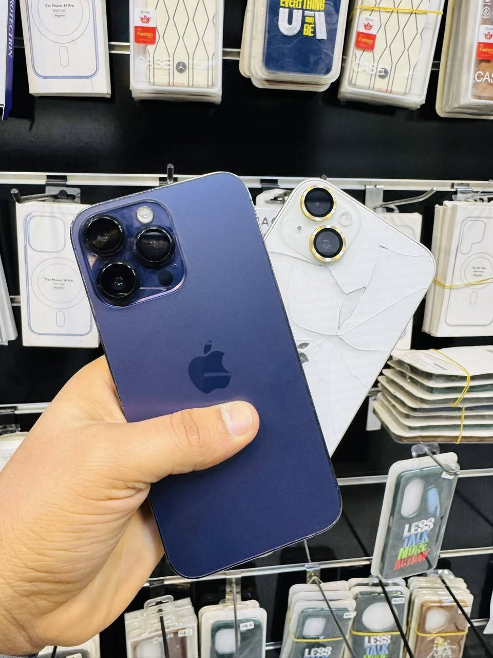 السلام عليكم 🫡
للبيع قطعتين 
الاول …. iPhone 14 pro max 
ذاكرا ٢٥٦ 
بطاريه ١٠٠٪؜ مبدله اصليه اصليه تفصيخ
نموذج M شرق اوسط A/Z دبل سيمكارت الجهاز
نضافه ٩٠٪؜ لون بنفسجي 
الجهاز فول كله شغال مابيه خلل فقط مبدل شاشه تفصيخ تفصيخ اصليه شرط + ضمان يومين كله شغال صوت اتصال انترنيت فيس ايدي كامرات هزاز كله شغال مابيه خلل السعر قفل ٥٧٠ 
الثاني …. iPhone 14 plas بلاص كامرتين 
ذاكره ٢٥٦ 
بطاريه ٨٦٪؜ بلاد فول ب الشحن 
نموذج M شرق اوسط ماستر 
نضافه ٩٠٪؜ لون ابيض 
الجهاز كله شغال مابيه اي خلل فقط مبدل شاشه اصليه اصليه تفصيخ شرط + ضمان يومين كله شغال اتصال انترنيت صوت كامرات فيس ايدي كله شغال السعر قفل ٤٣٠ الف من الاخير 
ملاحضه توصيل ماكو + الاجهزه ثنينهم ضمان اي خلل او شي يرجعن 
مكاني بغداد مدينه الصدر رقمي ***********
