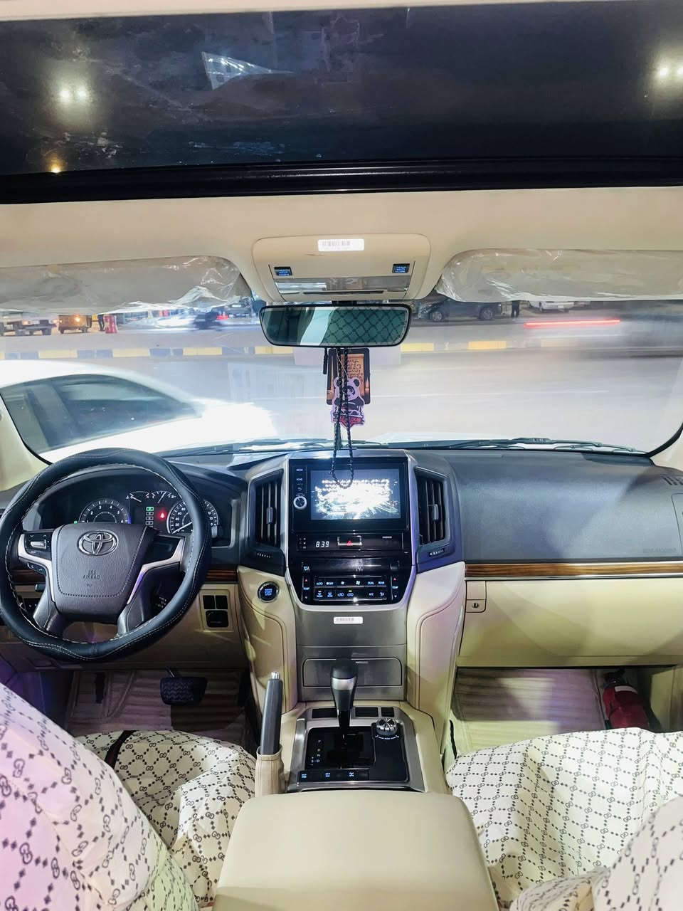 سلام عليكم لاندكروز  فطيم موديل 2016 بيه صبغ ربع لبنيد وباقي سياره مكفول سياره مال جناي جديده معنه لكلمه والله شاهد احله من صور ميكانيك مكفول من كل نواحي تراي كلش حلو مال 24 وسعر لمطلوب 440 وبيه مجال رقم صاحب سياره ***********مكان بغداد
