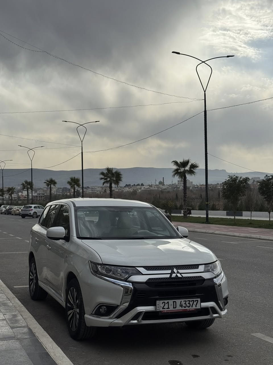 Mitsubishi outlander 2022
تجمیع صین
کوشن گەرم و ساردە.
کەشن جلد و ناو زەردە.
سوکان ڤۆلیۆم
شاشە ئایپادە،شاشە تەچە
کامێرای پشتەوەی هەیە.
سەنەوی و تایە و پاتری تازەیە.

سەیارەکە ماڵی دۆستە هیچ تەقە و رەقەی تیانیە،گێر و مەکینەی بە شەرت.
ڕەسمی سۆنەرەکەیم داناوە

سیعری ١٤٢ گەڵا و معامەلەیەکی کەم
***********
***********
