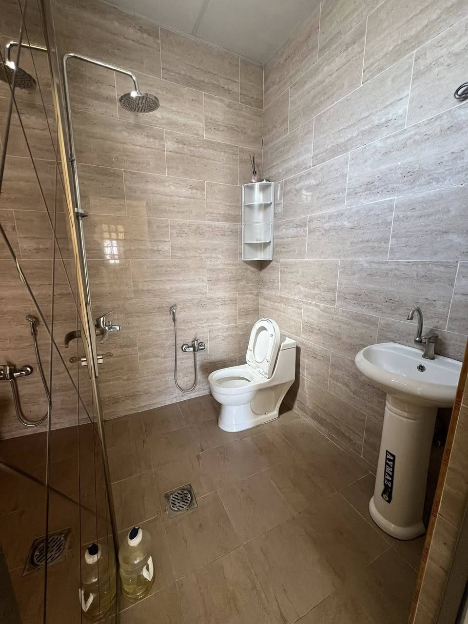 السلام عليكم
للايجار شقة جديدة طابق ٢ تحتوي على غرفة و صالة و مطبخ معزول و حمام وبالكون كبير  … عوائل فقط زيونة محلة ٧١٢ خلف دار الازياء الايجار ٦٠٠ الف
***********
