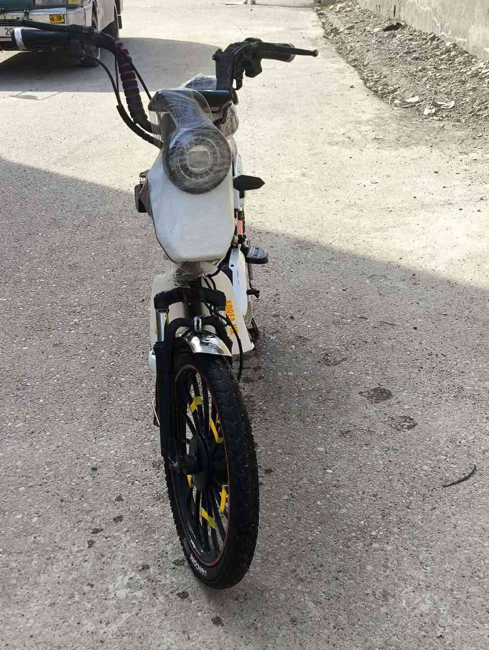 سلام عليكم بايسكل شحن موديل23
نضيف كما موضح بل صور 

اربع بطاريات 

مابي اي نقص كامل مكمل السعر200 مكاني ديالى بعقوبة رقمي***********
