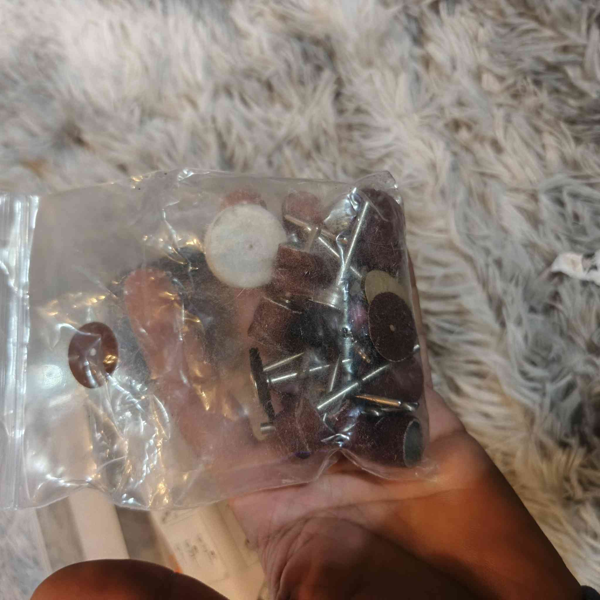 هذه أداة دوارة لاسلكية صغيرة (ميني جرايندر). 
تتميز بتصميم مدمج وخفيف الوزن لسهولة الاستخدام والتحكم الدقيق. 
تحتوي على سرعات قابلة للتعديل (تصل عادةً إلى 5000/10000/15000 دورة في الدقيقة). 
تعمل ببطارية ليثيوم أيون قابلة لإعادة الشحن عبر USB. 
مناسبة لمجموعة واسعة من المهام مثل الصنفرة، التلميع، الحفر، والنقش على مختلف المواد.


**إذا كنت صاحب هذا الإعلان وتريد حذفه لأي سبب، رجاءا أرسل رسالة إلى الدعم الفني**