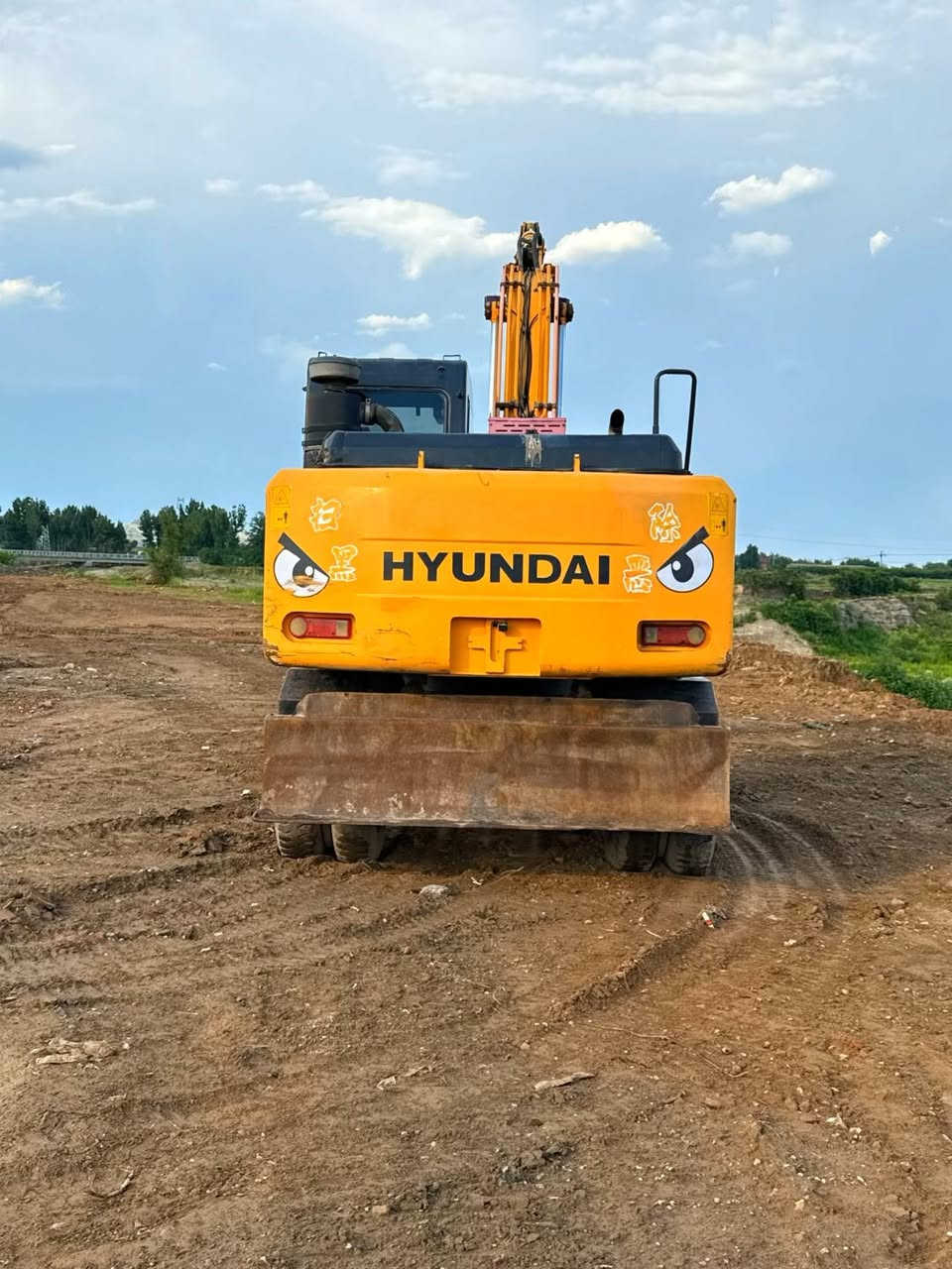 Korean imported Hyundai 140LC-7 wheel loader, contact me if you're interested


**إذا كنت صاحب هذا الإعلان وتريد حذفه لأي سبب، رجاءا أرسل رسالة إلى الدعم الفني**