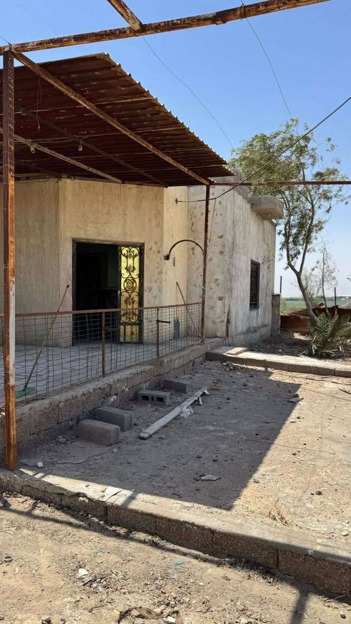 🏡 بيت للبيع في البصرة — منطقة المسحب حرير 🏡
📍 الموقع: البصرة — منطقة المسحب حرير
📐 المساحة: 250 متر طابو زراعي 
✨ تفاصيل البيت:
▪️ يحتوي على 3 غرف 5/4
▪️ منوّر
▪️ هول داخلي
▪️ مشتملات كاملة
▪️ ديوان كبير
🌿 إضافة مميزة:
قطعة أرض تابعة للبيت بمساحة نصف دونم ماي حلو واصل للباب والكهرباء ضفيره خاصه بس بلبيت
📞 للاستفسار والمشاهدة:
راسل خاص أو اتصل مباشرة. ***********
