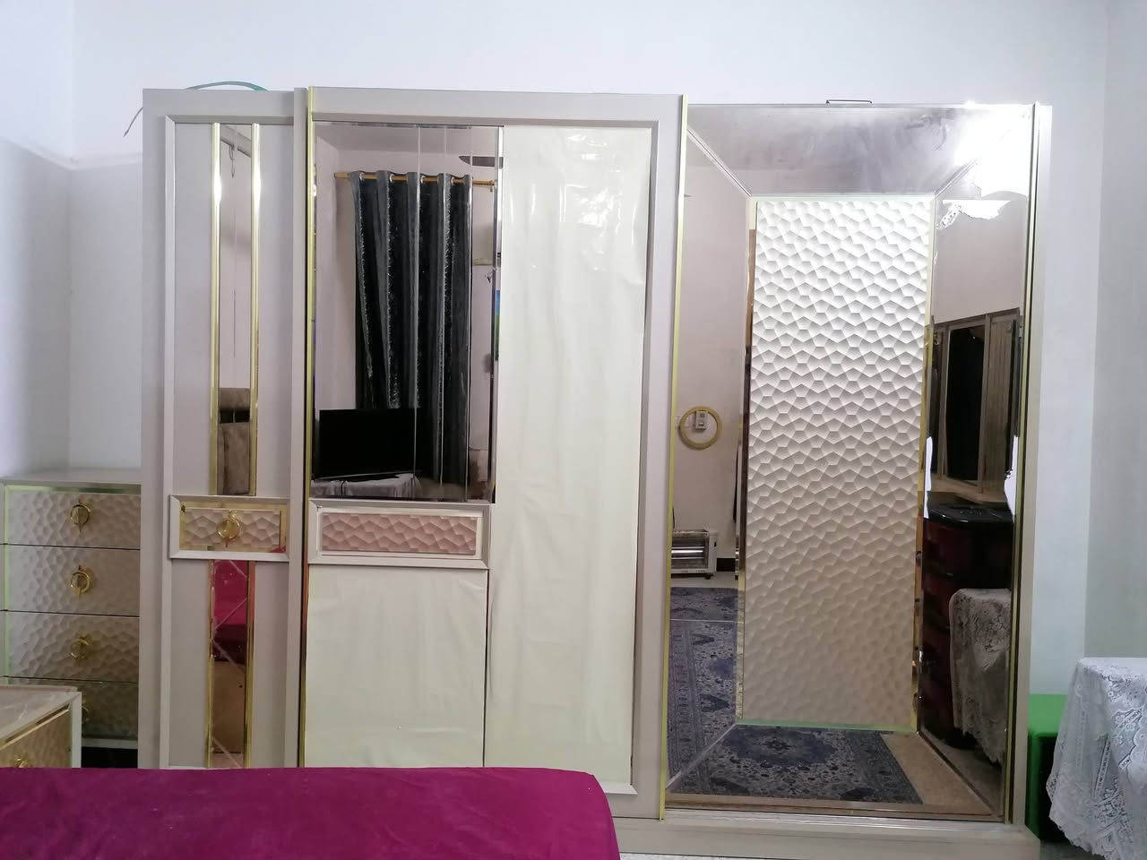 بسم الله،، غرفة تركية نوع ثقيل بلوك مستعملة 
للامانة السرير القديم ابو المخزن مالتها بدلنا بصوميا تفصال عند النجار والسچة مالت الكنتور شوية انحكت 
والشراي يراسلنا على هذا الرقم
***********
***********
ابو عبدالله
والعنوان الشعب الثعالبة الاولى والسعر مليون وبيها مجال
