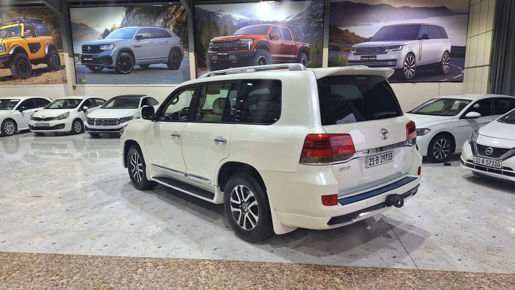 تویتا لاندگروز مودیل ۲۰۰۹ شکڵی گۆڕدراوە بۆ ۲۰۲۰ مەکینەی ٦پستۆن مواسفات GXR سلایت سەلاجە کوشن دەفتەری تبرید مرکزی سەنەوی و ڕەقەم نوێ سەیارەکە حیزام بۆیاخ بێ ناوگرتن. داخلی هیچ نەگرتووە  نرخی ۲٦٥گەڵا ژ.م۰۷٥۱٥۱۷۲۳٨٦ ئاسیا ۰۷۷۳٤٤۳۱٥۱۰ السليمانية, العراق
