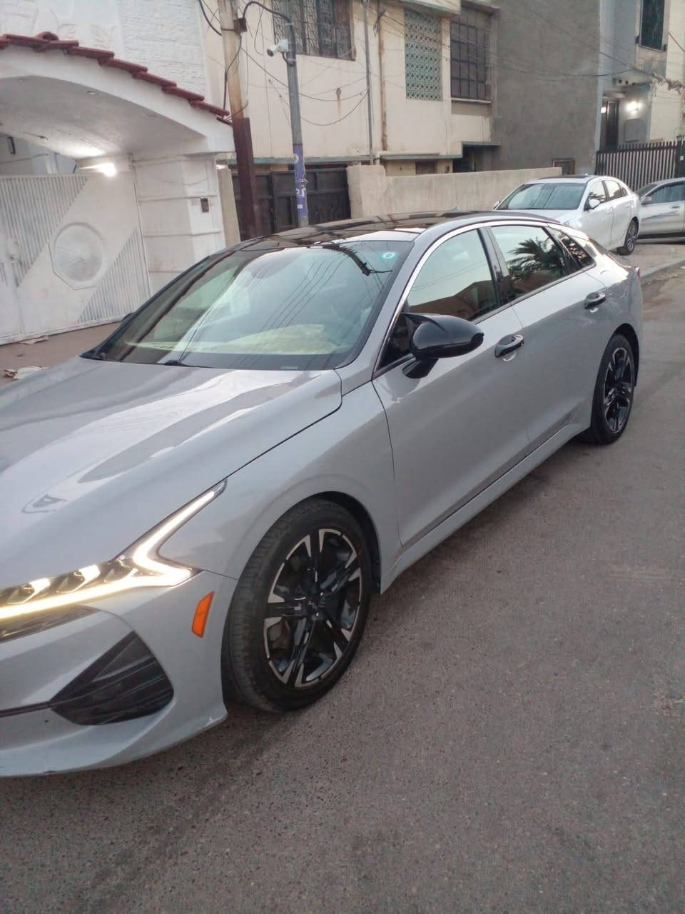 سلام عليكم اخوان راح انزل صور السياره والسونر واتصل عل الرقم استفسر الي يعجبك
للبيع
2022 Kia K5 GT-Line
فول مواصفات
مكاني بغداد
السياره  جاهزه مابيها كل نقص 
رقم الهاتف ***********
