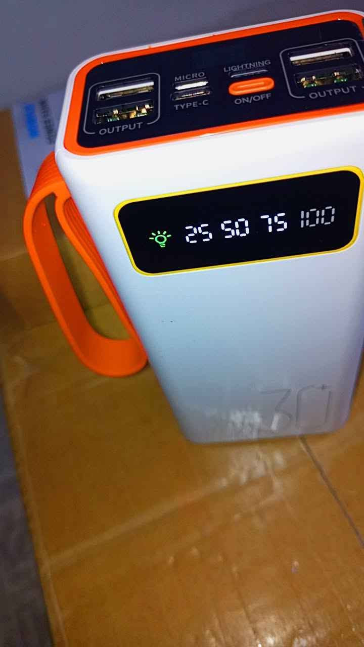 پاوەر بانک و لایت
کوالێتیەکی زۆر باش
4 شوێن USB هەیە و 1 Type-C و 1 گالاکسی
30,000 میلی ئەمپێرە
لایتەکەی شەوقێکی بەرز و 4 مۆدی هەیە
سعری 38 هەزار
*********** حلبجة, السليمانية
