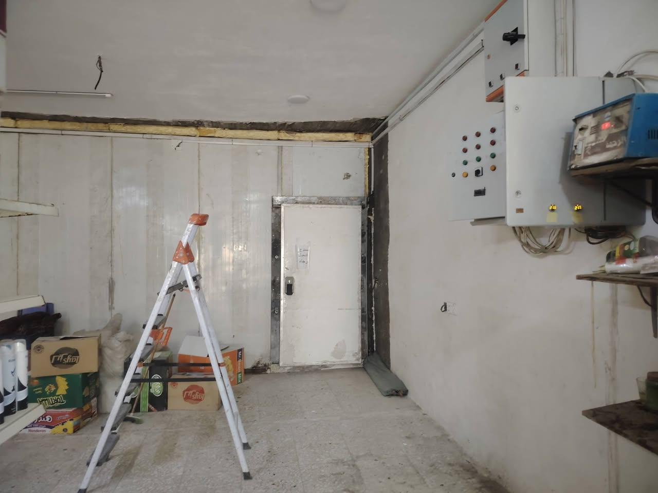 سلام عليكم مكتب جمله للبيع
يحتوي 
براد عمودي عدد 7
براد بطحي عدد 6
غرفه تبريد 5في6 جهاز كوبلن امريكي 10طن 
سستم كامرات 
سستم كاشير وحاسبه وطابعه باركود وطابعه فواتير وطابعه عادي 
جامخانه عل عرظ المحل 
لمحل عوزه مسواك سعر مناسب جداً 
***********
