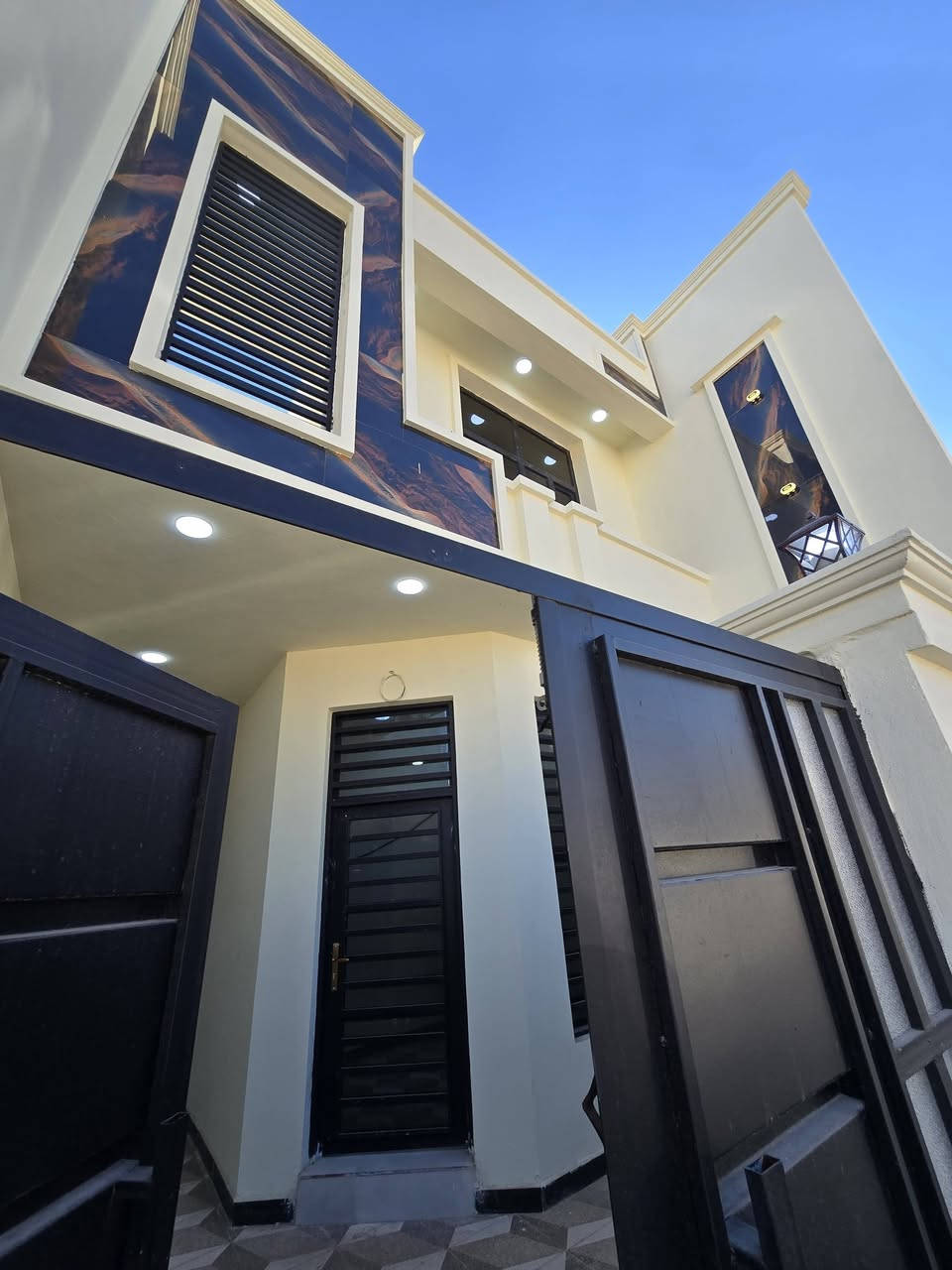 الدار للبيع حي الفرات قرب اسوق الجوهره الدارجاهزللسكن ***********
