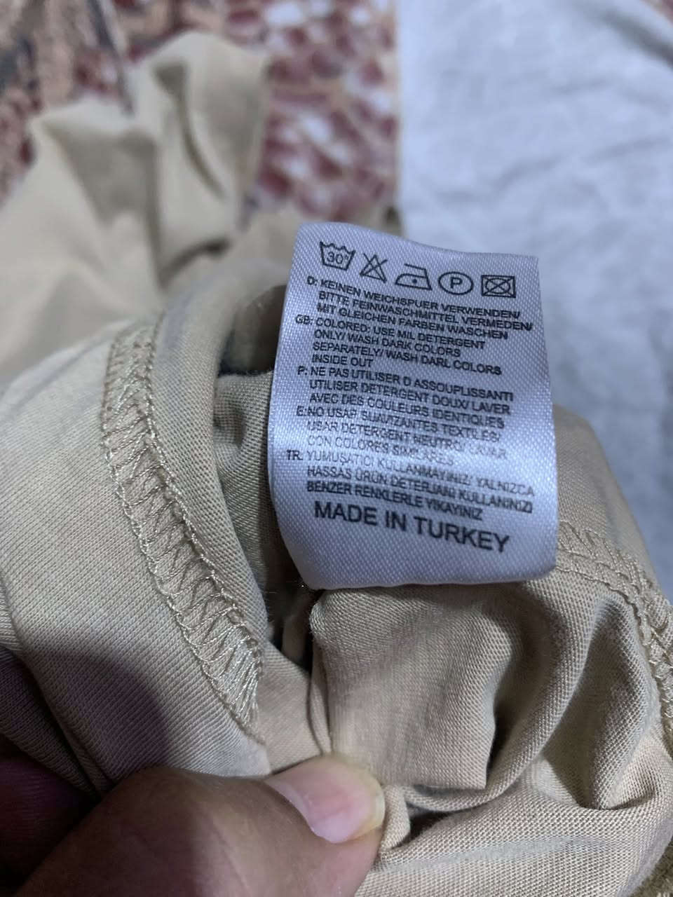 تيشيرت بالنسياغا (Balenciaga T-Shirt) باللون البيج، ويتميز بقصة فضفاضة (Oversized) مع شعار الماركة الممتد بخط عريض باللون الأبيض عبر
أوڤر سايز يعني شلون البگي وتصير الكتف نازل يخبل قمش بارد جديد بالليبل شلت الليبل من غسلتة عبالي يصير علية طلع ضيق
هالتحفة متاحة ويوجد توصيل


**إذا كنت صاحب هذا الإعلان وتريد حذفه لأي سبب، رجاءا أرسل رسالة إلى الدعم الفني**