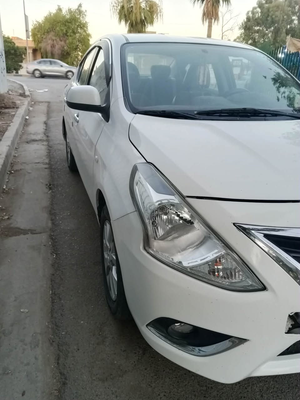 السلام عليكم 
نيسان صني موديل 20 
بليته زركه رقم بغداد باسمي 
ماشيه 60 حقيقي فول مواصفات كير ومحرك مكفولات 
مافتوحات تخم تاير جديد 
بيها قطعتين تبديل بدون دواخل بنيد وجاملغه الأيسر 
بيها بارد  مكان السياره بغداد
الكرخ سعرها 98 اتصال 
*********** واتساب فقط 
بدون مازنجر
