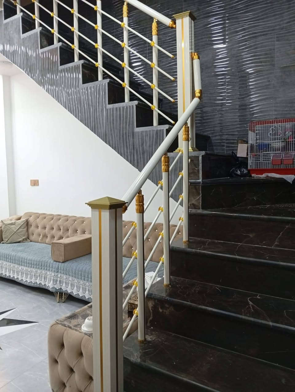 سلام عليكم بيت ٨٠متر حي المكرمة منطقة ٧٠٠٠قرب الشارع الرئيسي ثاني فرع عن الشارع الرئيسي طابق واحد متكون من غرفة ومطبخ ومكشوفة وحمام داخلي وحمام خارجي واستقبال وصالة مفتوحة على الاستقبال وصالة فوك شغل درجة اولى مال جناي للاستفسار الاتصال على الرقم ***********
