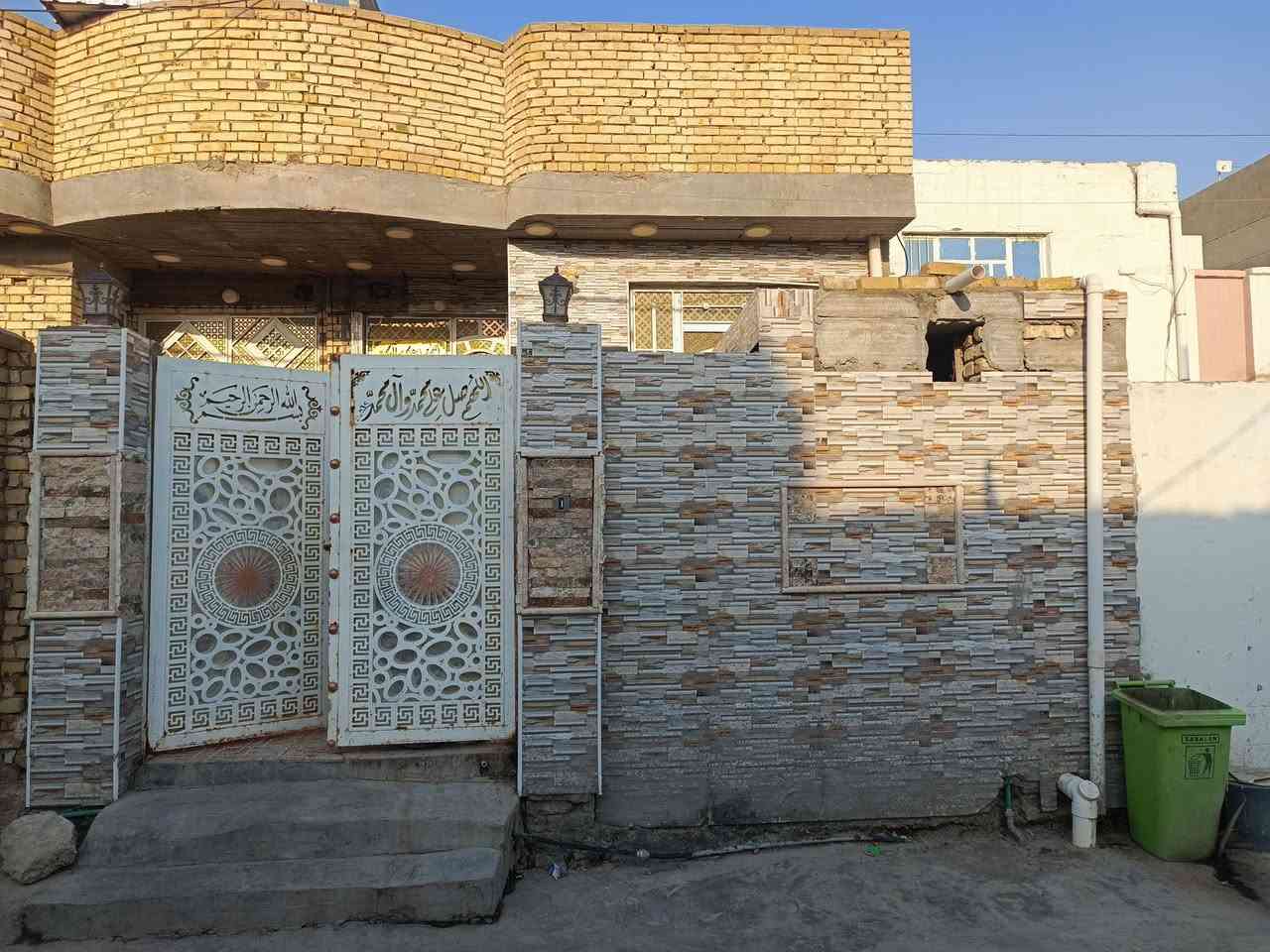 السلام عليكم بيت للبيع مساحه 115متر بناء سنه 2021 يحتوي ع غرفه وصاله واستقبال ومطبخ وصحيات داخليه وخارجيه الأستفسار ***********
