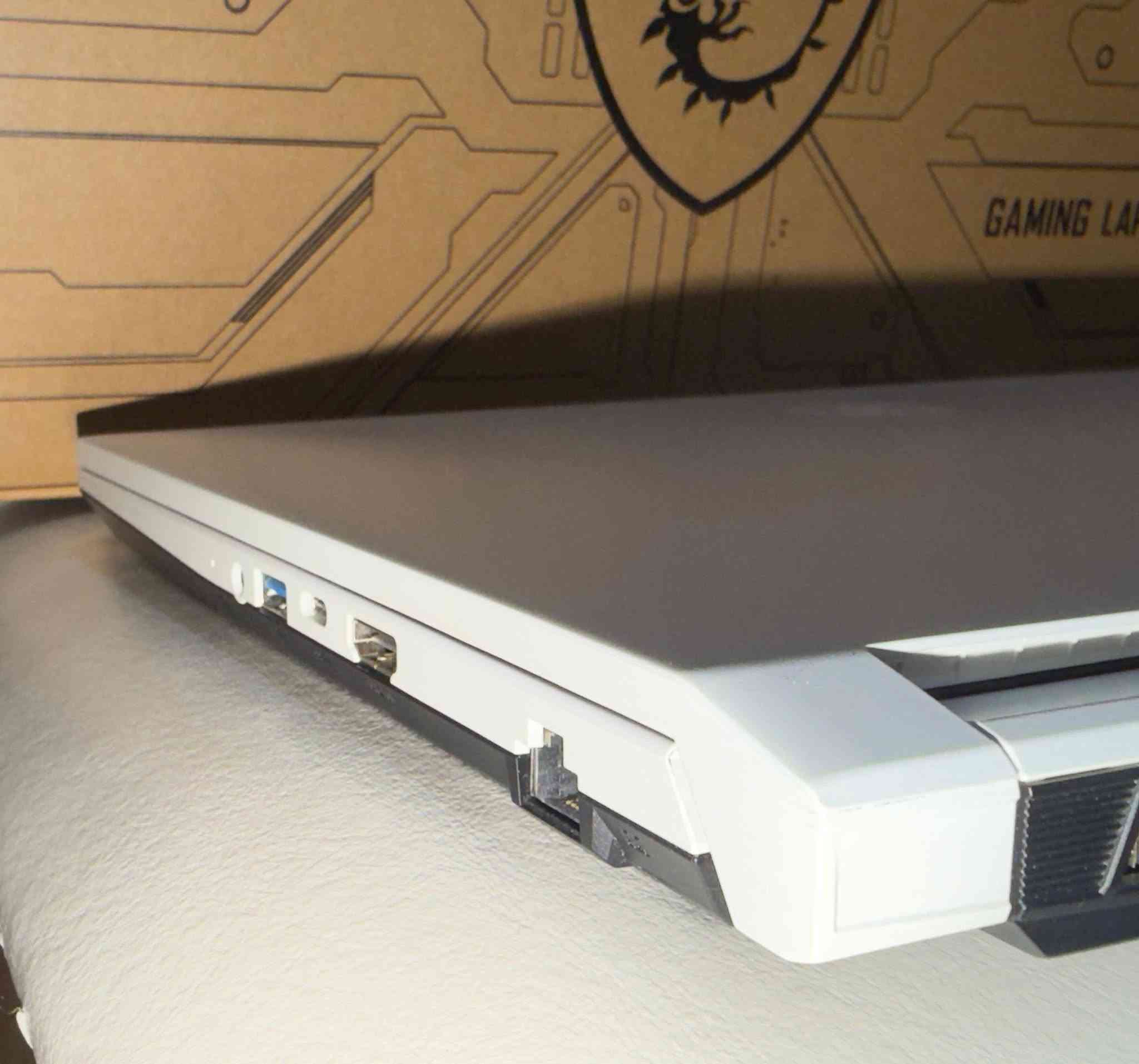 السلام عليكم.. لابتوب MSI Sword 15 النسخة الحصرية المميزة باللون الأبيض الملكي، اللابتوب بنظافة 99%). مخصصة للأداء العالي جداً: البرامج الهندسية الثقيلة، التصميم المتقدم، وكافة الألعاب الحديثة.

المعالج: Intel Core i7 القوي.
• الرام: 16 GB من الجيل الأحدث DDR5 (مدعوم بالذكاء الاصطناعي).
• كارت الشاشة: RTX 4060 بسعة 8 غيغا مدعوم بالذكاء الاصطناعي مع تقنية DLSS 4 لتجربة ألعاب وتصميم خيالية.
• الهارد: 1 Terabyte SSD M.2 NVMe Gen 4 فائق السرعة.

الشاشة: بحجم 15.6 بوصة (فول ريفريش ريت) مجهزة بنظام حماية العين للاستخدام الطويل.
• الكيبورد: ملون RGB سمائي مميز متعدد الدرجات.
• النظام الصوتي: صوت محيطي نقي جداً من هيريس.
• التبريد: أحدث منظومة تبريد من MSI (الإصدار الأخير).
• النظام: ويندوز 11 الأصلي بأحدث إصدار وتحديثات من الشركة.


**إذا كنت صاحب هذا الإعلان وتريد حذفه لأي سبب، رجاءا أرسل رسالة إلى الدعم الفني**