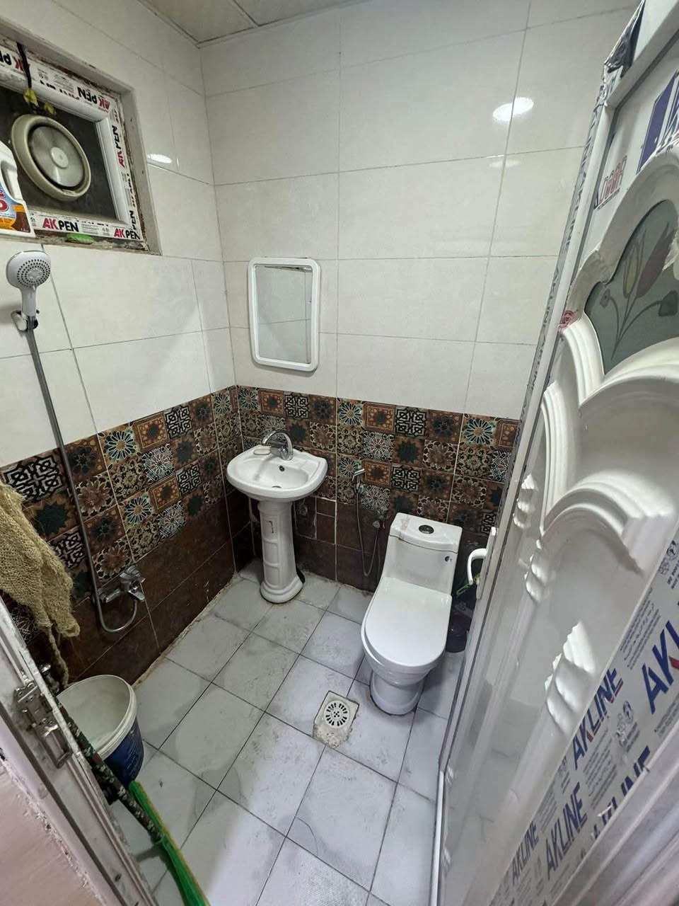 للايجار شقة مؤثثة جديدة و صغيرونة بناء حديث  مؤثثة جديد بالكامل طابق اول للايجار ( نظيفة جدا و راقية جدا  تصلح مكتب عزابي او سكن ) غرفة و صالة و حمام و مطبخ مؤثثة  كرادة داخل فرع افران الزيتون مؤثثة جديد غرفة نوم نفرين سبالت ثلاجة طباخ تخم قنفات جلسة عربية تلفزيون و غسالة ملابس منضومة كامرات مراقبة و ديكورات  واضحة بالصور ( الشقة جديدة بناء و اثاث جديد )  للاتصال مع المالك مباشر ***********/*********** علي الحسيني رجاء الغير جاد لا يتصل و لا يعلق رحمه لوالديكم
