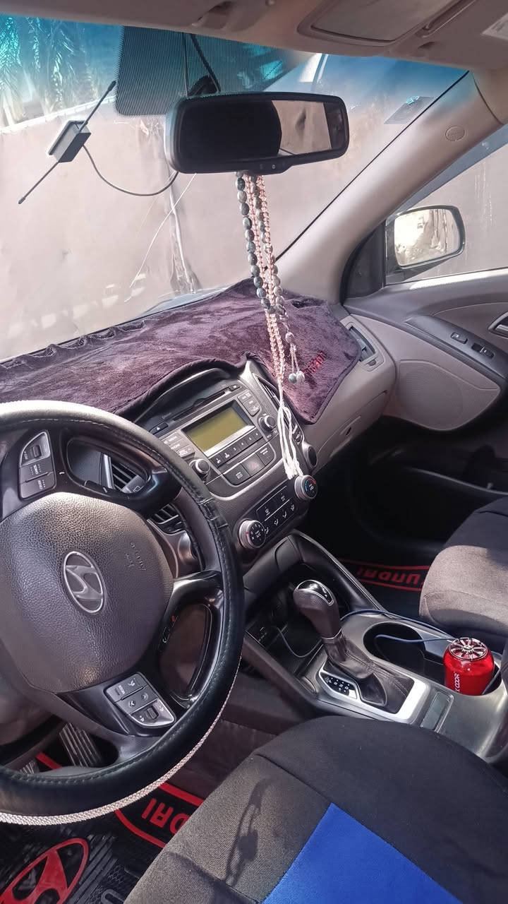 السلام عليكم
توسان موديل 2015 رقم واسط انكليزي باسمي وارد أمريكي ضربتها بنيد وجاملغ جهة السائق سعر 125 وبيها مجال  
مكان السياره بابل حلة ***********
