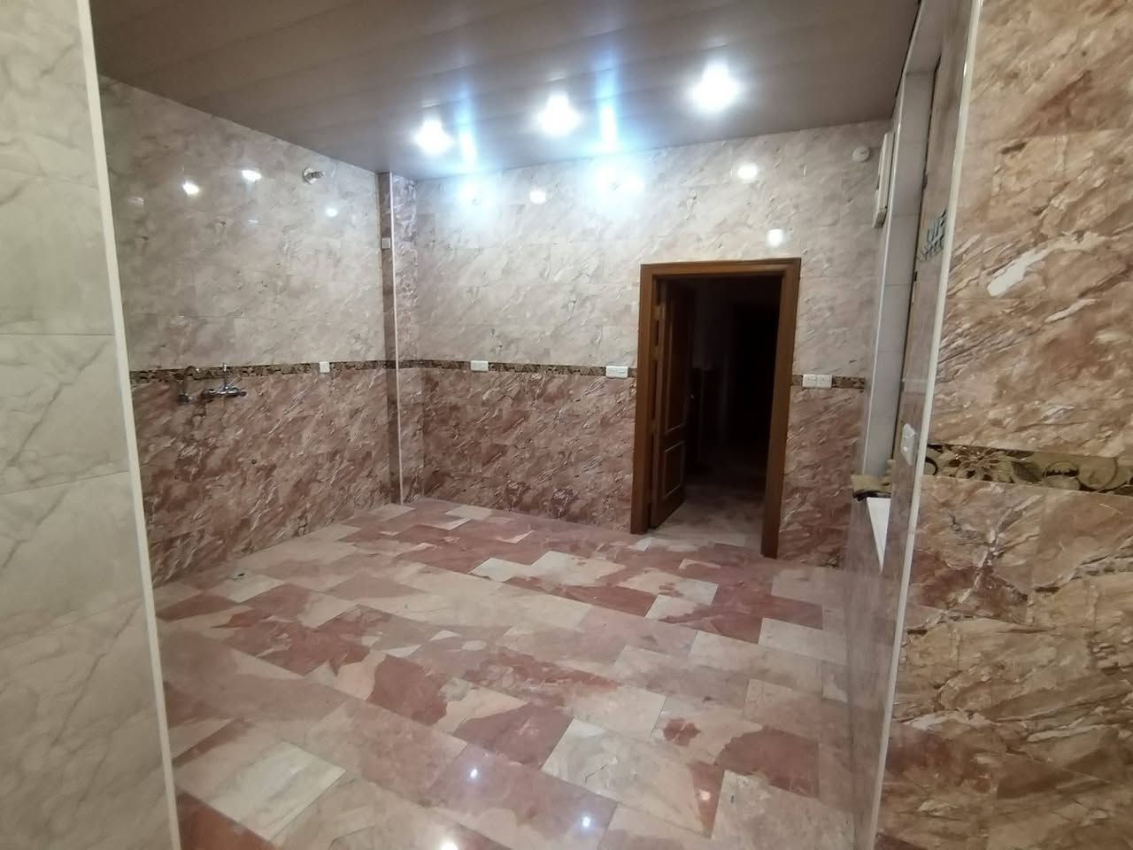 للبيع عقار تجاري بنايه ثلاثه طوابق حي العداله
شارع ٢٥ مفتوح على شارع كوفه نجف
مساحه ١٢٠ م واجه ٦م
مؤجره بوارد سنوي
بناء درجة اولى
لتواصل رقم الهاتف ***********
