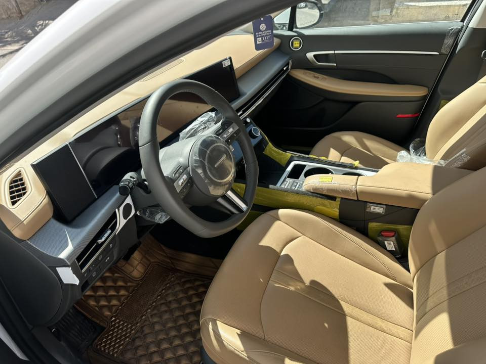 هونداي سوناتا سعر مناسب لليدور زيرو فرق عن الوكاله 15  ورقة وبيه ضمان 3
هونداي سوناتا هايبرد 2025
 HYUNDAI Sonata HYBRID  2025
☑️ خليجي 
☑️ زيرو ماشيه 787 كم متر اقل الالف 
☑️ موديل 2025
☑️ حجم المحرك  2,0L توربو
☑️ مفتاح التشغيل بصمة 
☑️ تشغيل عن بعد 
☑️ بانوراما  
☑️ دفع ثنائي FWD 
☑️ اريل نفكيتر 
☑️حساسات أمامية 
☑️حساسات خلفية 
☑️ زينون + LED متصل 
☑️ بك لايت LED متصل 
☑️ دخول بصمة ذكي 
☑️ حجم الاطار  215/55 R17
☑️ ويل كب 17
☑️ 4 دسك
☑️ حساسات ضغط الاطارات 
☑️ اشارة في المرايا الجانبية 
☑️ المرايا قابلة للطي كهرباء 
☑️عدد AIR BAG 2
☑️ هاند بريك كهرباء 
☑️ ا ABS 
☑️ دشبول شاشة ديجيتال متصل 
☑️ شاشة Apple Car play 
☑️ كاميرا دوارة 
☑️الانارة الداخلية LED 
☑️ مقود جلد حياكة 
☑️ شفتات مقود 
☑️ مثبت السرعة Cruise 
☑️ المودات والاوامر الصوتية 
☑️ا Bluetooth    
☑️شاحن هاتف Wireless 
☑️مخرج منفذ الطاقة 
☑️فحص نظام السيارة 
☑️تتسع المقصورة ل 5 ركاب
☑️المقاعد جلد قرميدي 
☑️حركة المقاعد الأمامية كهرباء 
☑️تجاوي 5 متحركة 
☑️ الايزو فكس ISOFIX 
☑️ تبريد شاشة مناخين منفصلين 
☑️ قطعتين تبريد 
☑️ أوضاع القيادة Drive Mode 
☑️ أوتو هولد Auto Hold  
☑️ نظام مانع الانزلاق 
☑️حاملات الأكواب
☑️ بردات أبواب خلفية 
☑️ تطعيم الدواخل ألمنيوم 

أبعاد ومقاسات السيارة
الطول   491  cm     
العرض  186  cm
الارتفاع 145  cm
 رقم بغداد حرة بأسمي 
للاستفسار *********** 
السعر 270 وبيه مجال
