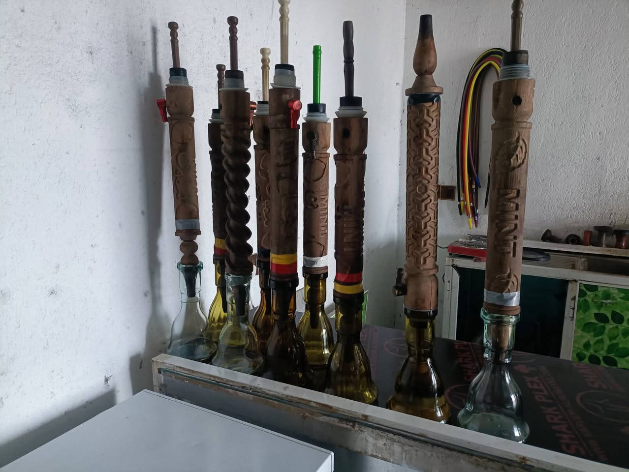 السلام عليكم يوجد نراكيل خشب مطبع كاملات تسعه تريد بس بكار تريد نركيله كمله ومطبعات النركيل نكليزي وعلج ونعناع  وتفاحتين الي يريد يتصل على الرقم. ***********. مكان ناحيه النيل قرب جسر كيش
