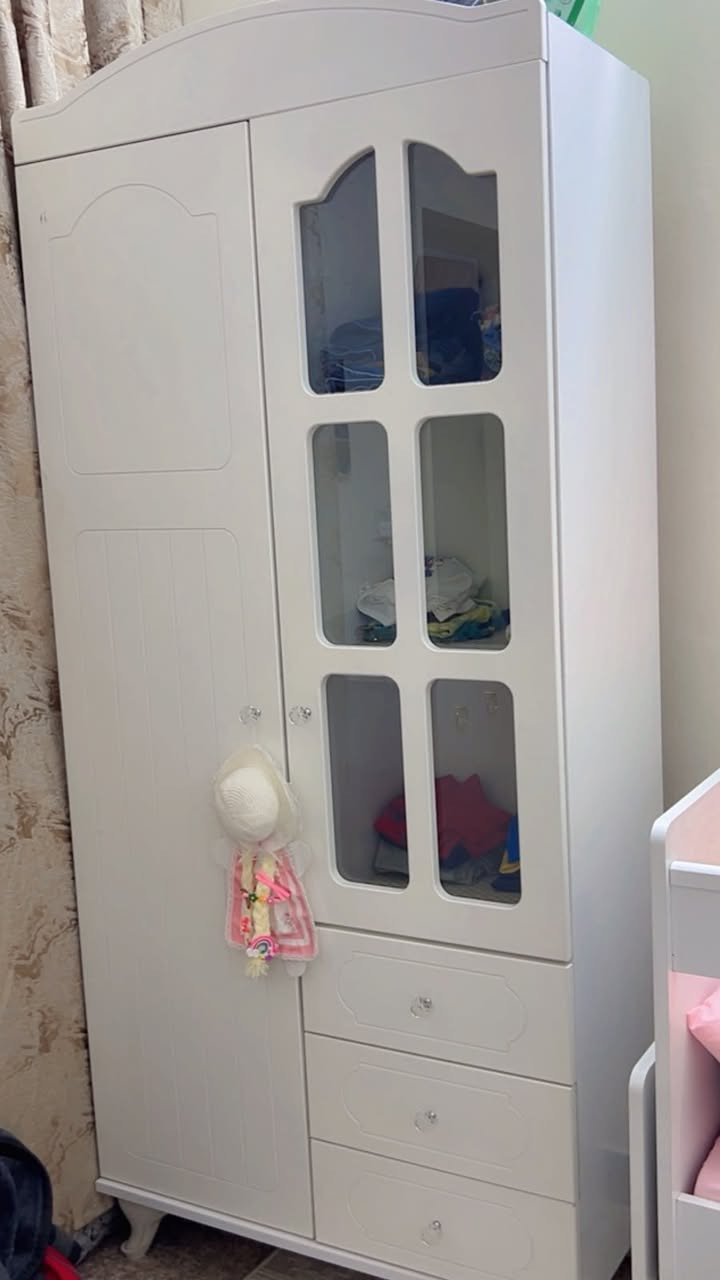 مرحبا
غرفه طفل 3 فطع  جديده اي ضرر مابيها مع دوشك 
سرير بستخدم نفر هم 
اخذتها منto baby￼ بالاعظميه
 سعر البيع مع دوشك 550  
الكاظميه شارع اكد 

+964 773 951 9158
