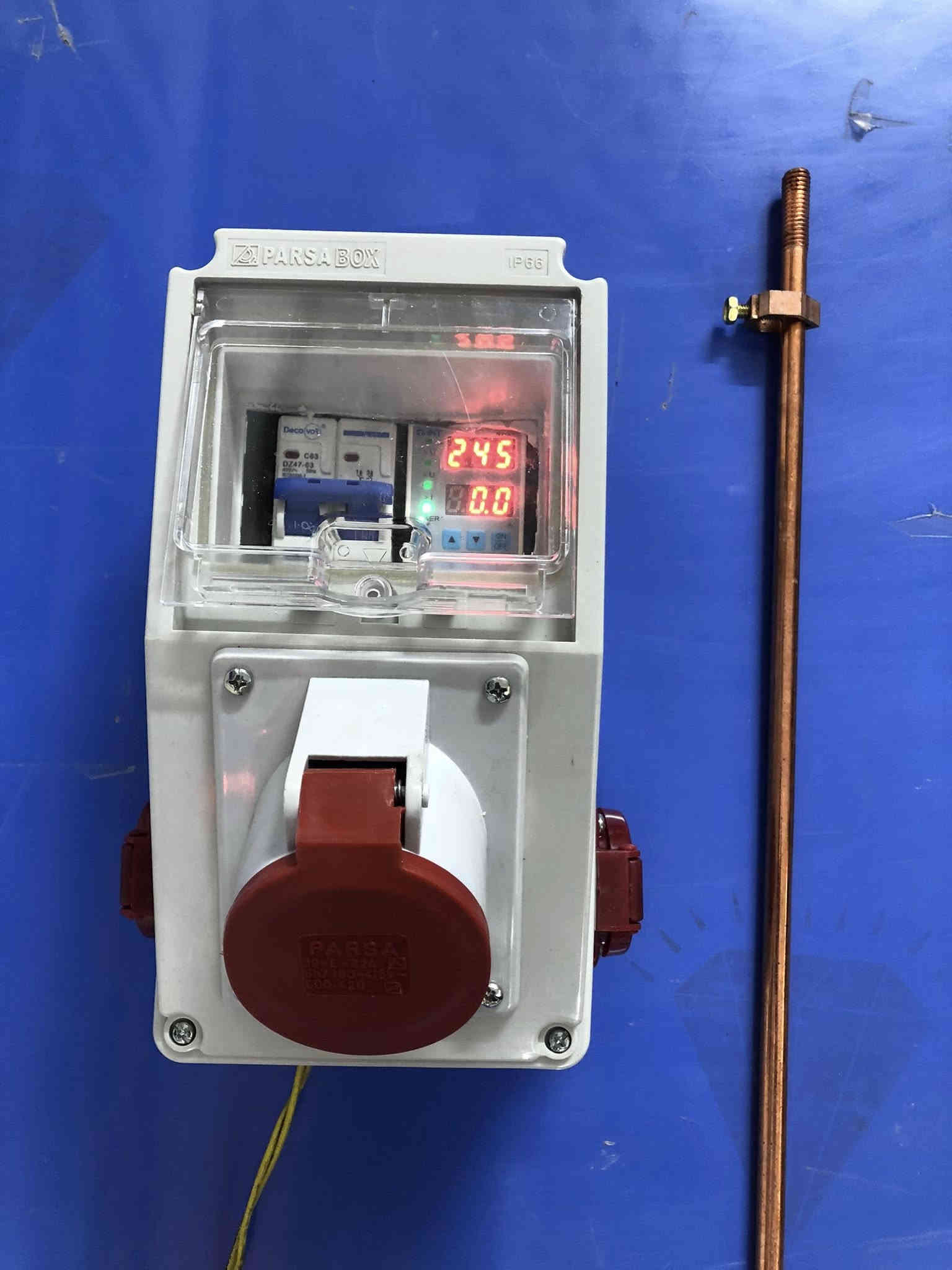 ⚡️ جهاز حماية الشواحن الكهربائية للسيارات الهايبرد والكهربائية ⚡️

احمِ سيارتك وشاحنك من أي مخاطر كهربائية مع جهاز الحماية الذكي المصمم خصيصًا للسيارات الهايبرد والكهربائية.

🔧 المواصفات الفنية:
 • حماية متكاملة من ارتفاع أو انخفاض الفولتية.
 • منظومة تأريض متكاملة بطول 120 سم لأعلى درجات الأمان.
 • مآخذ متعددة تتحمّل تيارًا يصل إلى 32 أمبير.
 • صندوق خارجي متين مقاوم للماء ويتحمّل جميع الظروف المناخية.
 • الأجهزة المتوفرة: 32A و 63A، مع إمكانية التصنيع حسب الطلب.
 • ضمان لمدة سنة كاملة.

💰 السعر: 80,000
📞 للاستفسار والطلب: ***********
