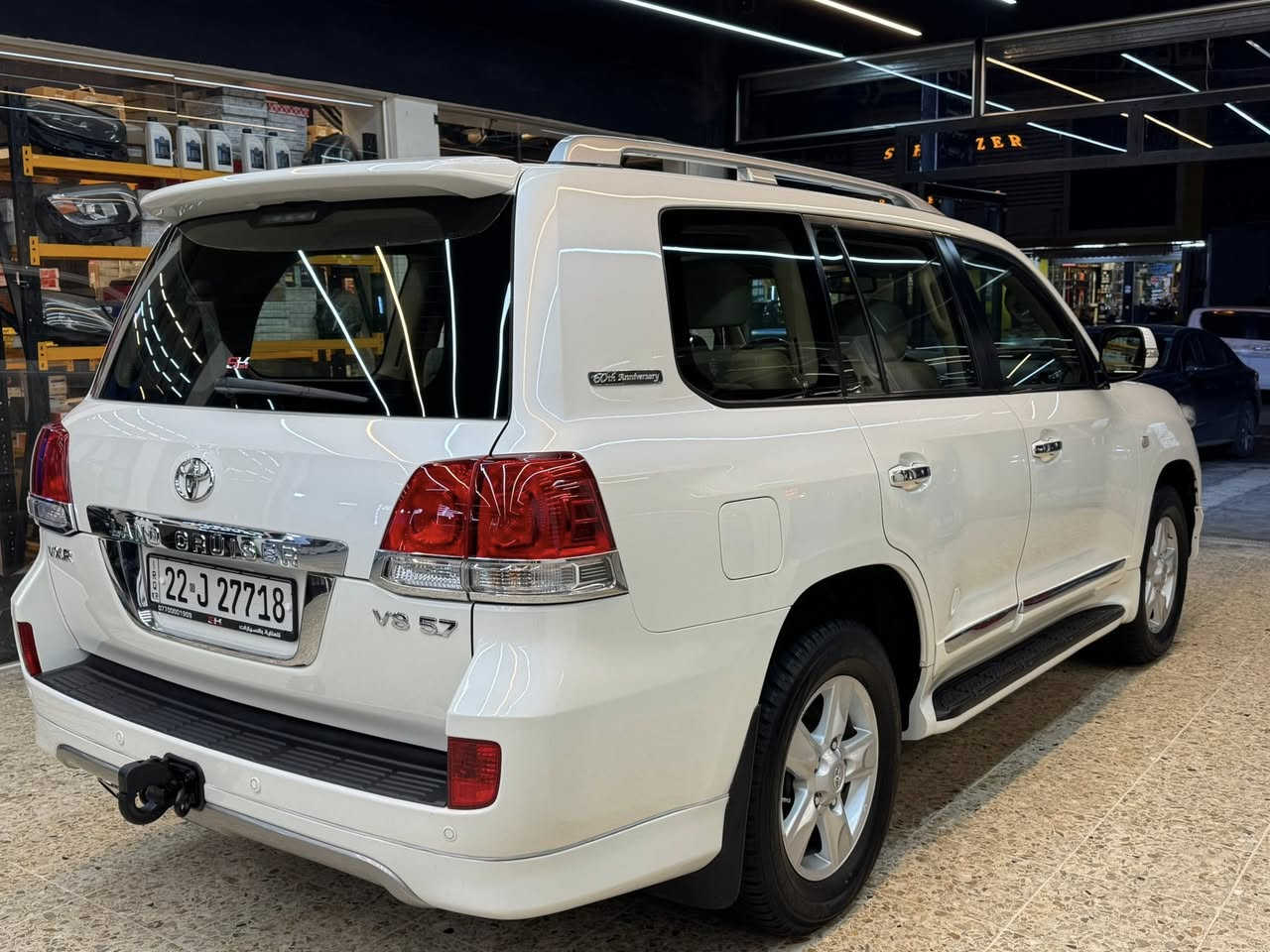 السلام عليكم ورحمة الله وبركاته
لاندكروز 

VXR-5.7 ستينية 

السيارة موديل 2011 

ماشية 108 

فول مواصفات 1/1 

وكالة السيارة اخت الزيرو 

الجاملغ الامامي الايسر بي شوية بارد 

الدعامية الخلفية جهه اليمنة بيهه صبغ 

الهلال الخلفي بي صبغ وملاون ويا الباب الخلفي تحت اليدة شي بسيط جدا 

غير هذا الكلام السيارة على وضع الشركة وحتى صيانتها بالشركة 

داخل وخارج السيارة جديدة مو نضيفة وانما جديدة وممكن اجدد لاندكروز في بغداد 

رقم شمالي بسمي سيارة على ايدنة من الوكالة 

العنوان بغداد المنصور***********

*********** 

 

السعر390$ 

ورجاءا اللي ميعجبة السعر لايعلق 

لان السيارة جديدة بمعنى الكلمة والها جنايتها
