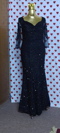 فستان ملبوس بالقاعه قياس ٤٨ والفستان الثاني عمر ٩ سنوات هديه السعر ٢٥ ...