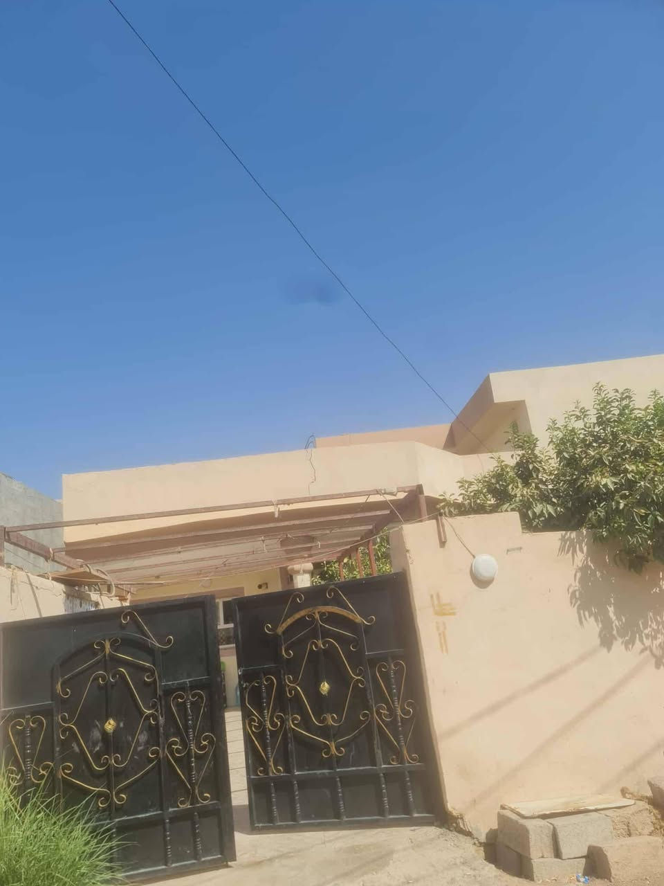 السلام عليكم
بيت طابقين للبيع العلم الحي العسكري مساحته ٤٢٥م طابو  قرب قسم تربية العلم طابو صرف 
البيت جاهز 
المواصفات
■■ الطابق الاول  

_ استقبال ٨×٤
_هول داخلي ٥×٤
_صالة داخليه ه×٤
_غرفتين نوم كل غرفه ٥×٤
_مجمع صحيات
_مطبخ جاهز سيراميك 
_كاشي الارضيه 
■■ الطابق الثاني
  
_ ثلاث غرف نوم كل غرفه ٥×٤ مع صحيات لكل غرفه
_ وصاله داخليه 
_ سيراميك الارضيه مع جدار

واصلها جميع الخدمات ماء وكهرباء وخط مولد

السعر ١٢٥مليون

للاستفسار الاتصال 
***********
***********
