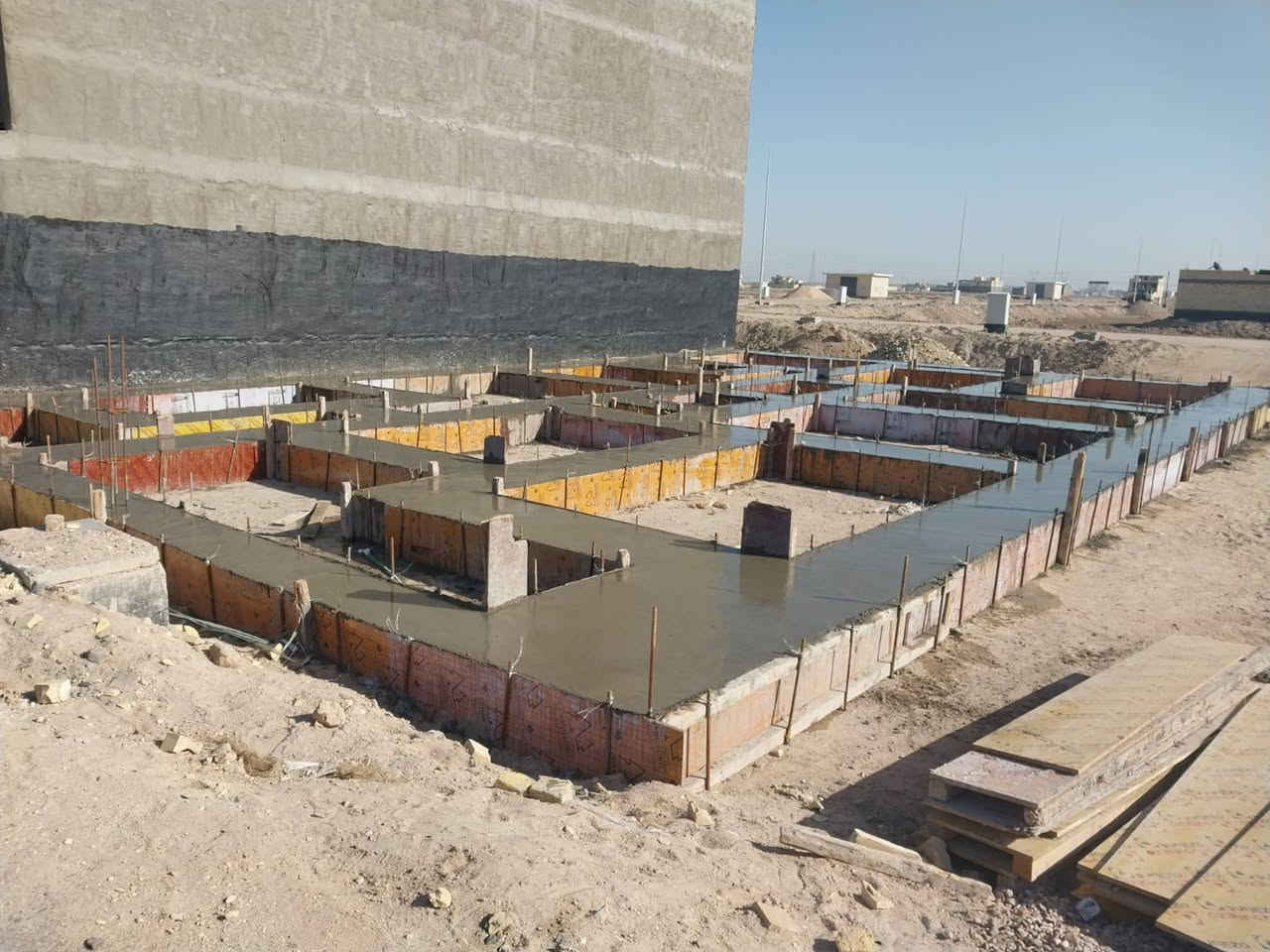 نعمل معاكم بيوت هيكل عظمي فقط 
السلام عليكم 
نبدي معاك مراحل العمل لهيكل 
تقصيد ودفعات معه مراحل بناء 
لهيكل فقط بناء ساس حديد وصب ودفان 
نبدي مرحلت بناء رباط وشبابيك يطارات 
ونجاره رباط حديد وصب بعده كمل لسكف 
معه لتفاق سكف عكادة أو صب هاذه ختيار يخصك معه بيتونه وتشاريف 
بخدمتكم لستفسار هاذه رقمي *********** واتساب
