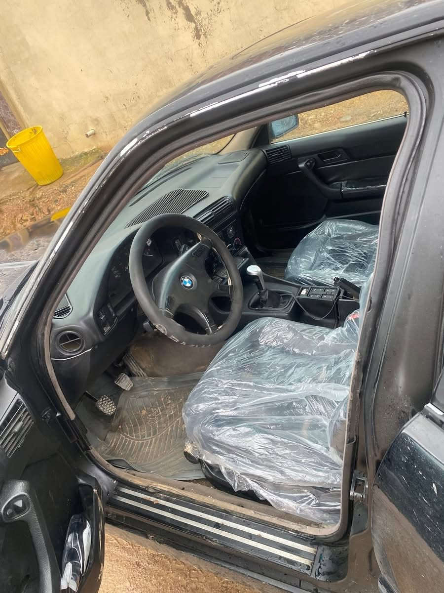 BMW.  موديل. 1991 بيلاد 520 گئر عادي گير محرك بشرط سياره مابي دعم عام بخ المجالية كوشن جلت و  رقم  اربيل تحويل بشرط سعر 50 و مجال    رقم تلفون  ***********
