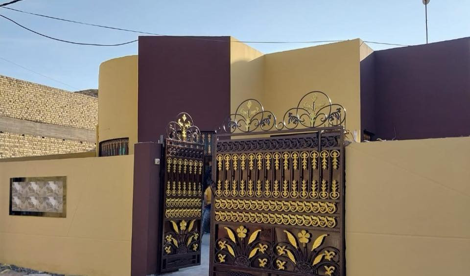 دار سكني للبيع...حي الزهور.قرب  الشارع الرئيسي للبريد.
طابو صرف حر 250 متر ...واجهة 14
يتكون من غرفتين +صالة +صحيات داخلي وخارجية +مطبخ+استقبال+كراج سيارة وحديقة ومخزن خارجي أرضية مرمر تركي سطح شتايكر بناء حديث... للاستفسار الاتصال عل الرقم ***********
